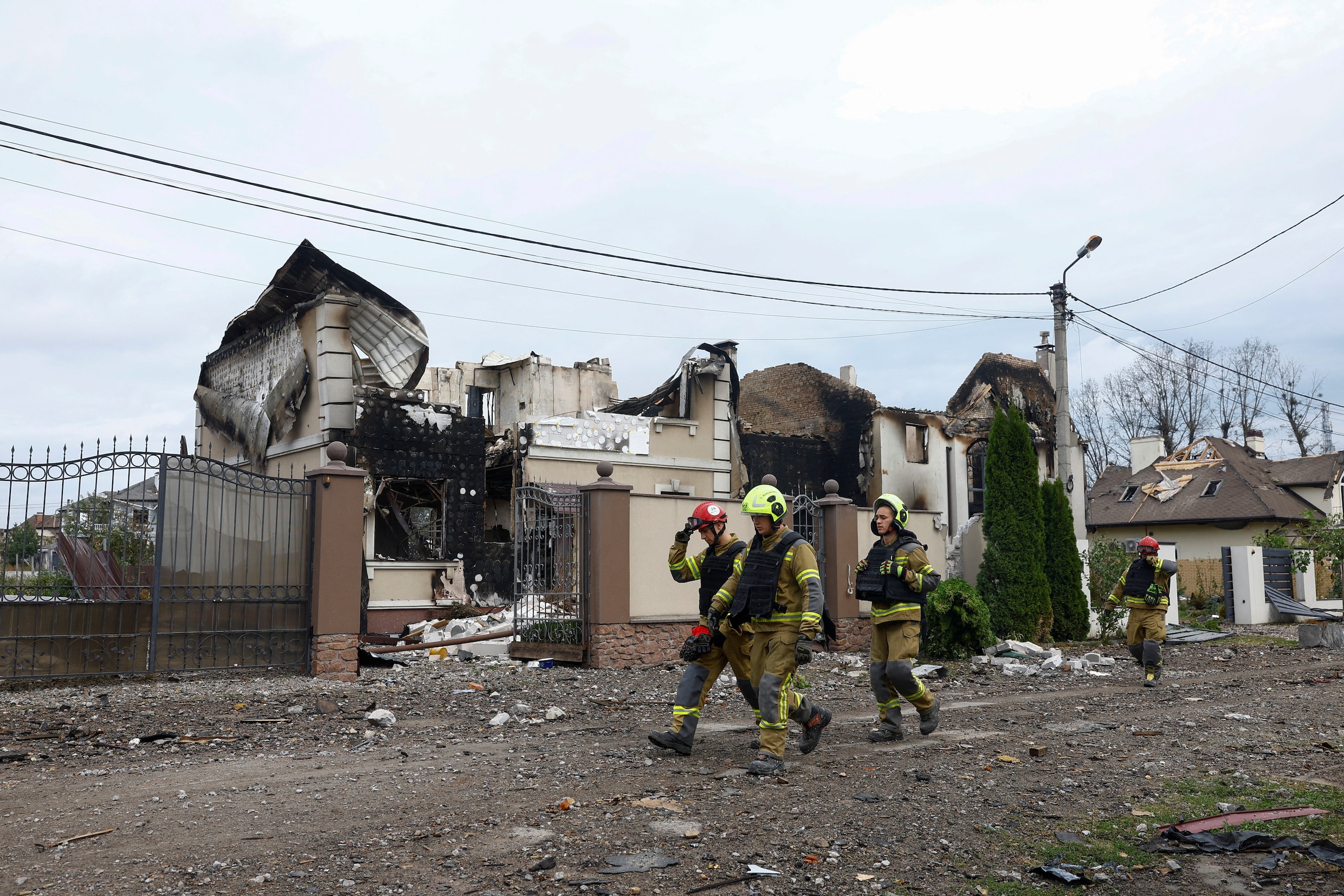 Reddingswerkers in de regio Kyiv bij huizen die zijn verwoest door Russische luchtaanvallen.