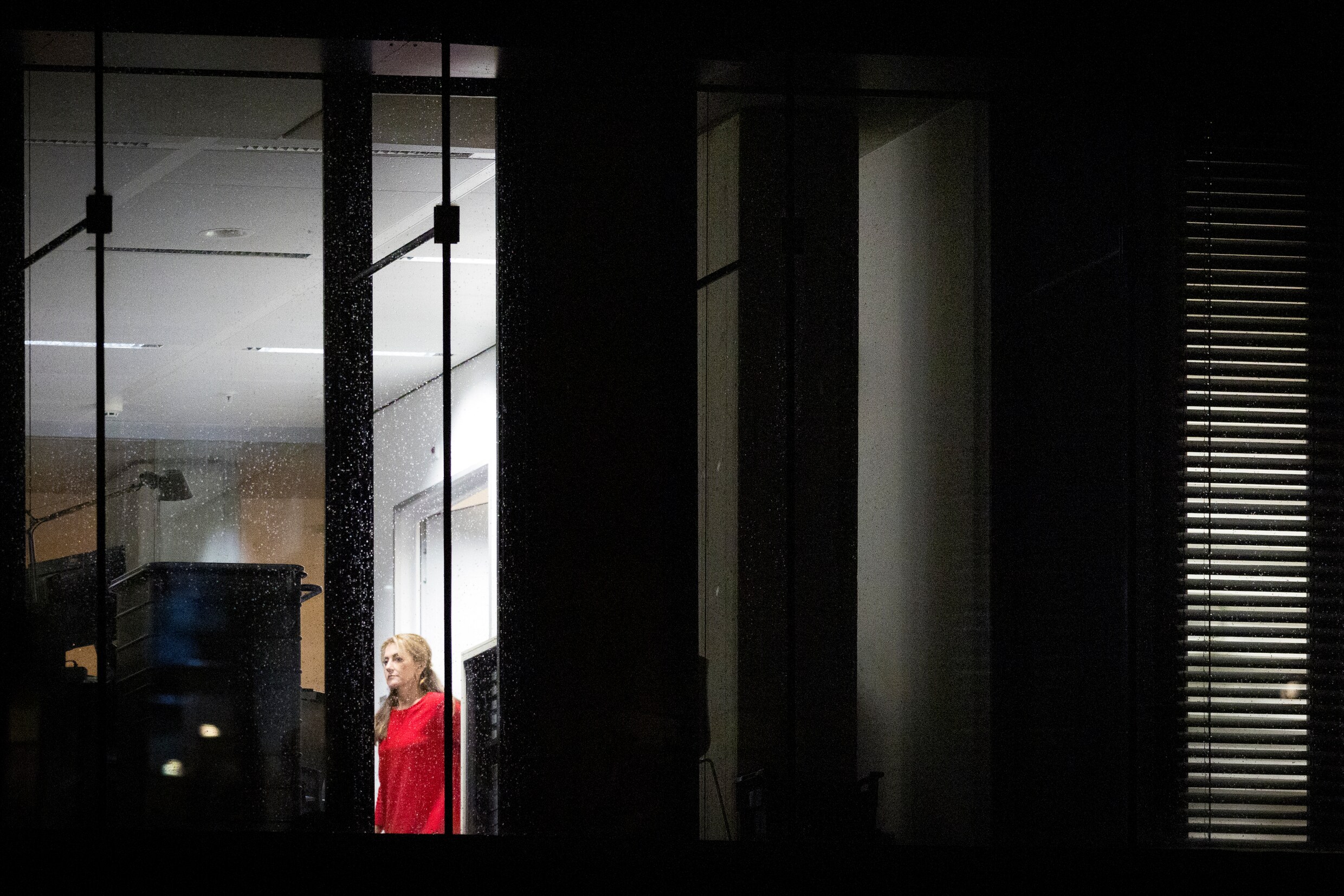 VVD-leider Yesilgöz zondagavond op het ministerie van Financiën, waar de hele dag werd onderhandeld over de begroting.