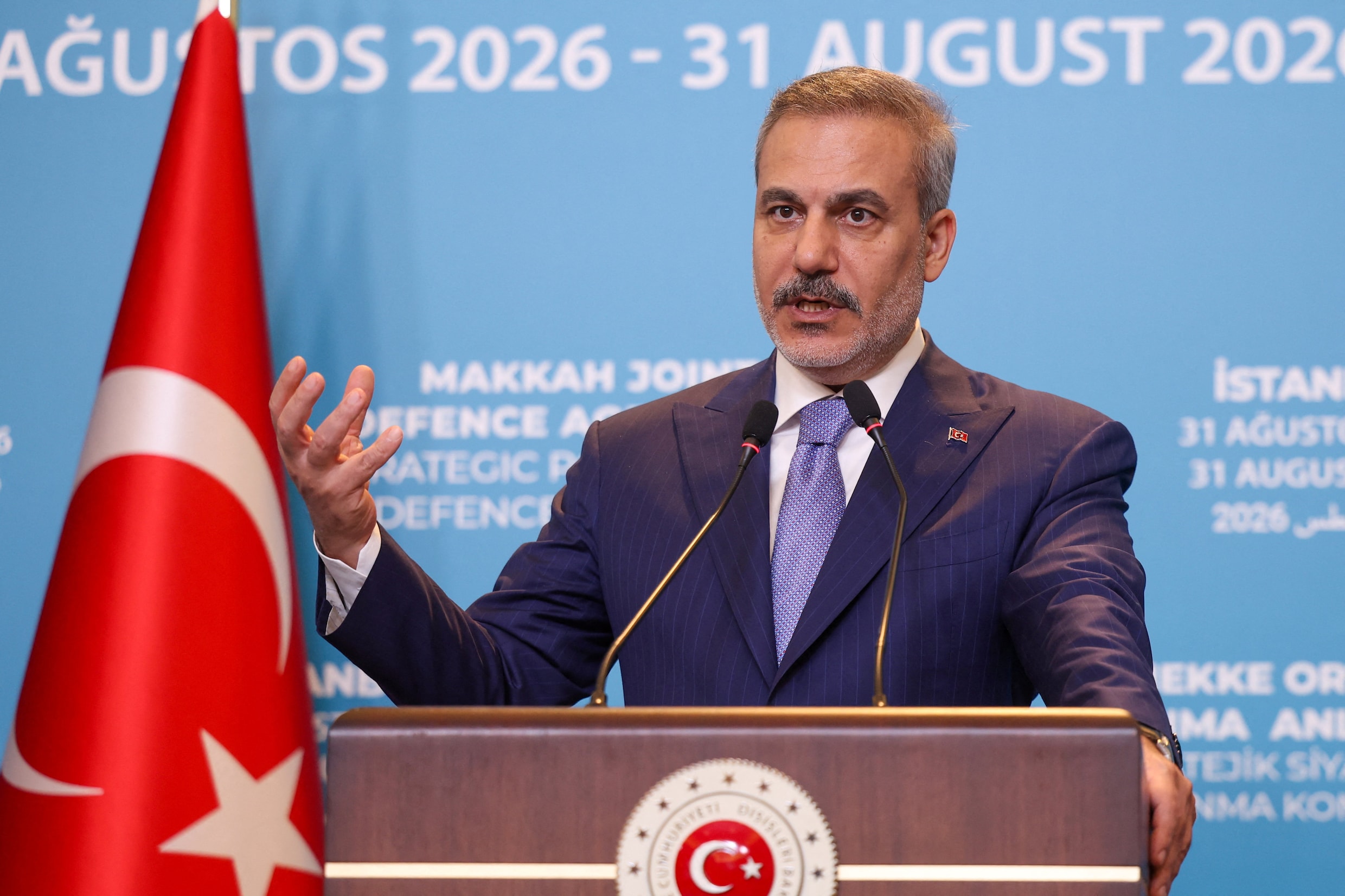 De Turkse minister van Buitenlandse Zaken Hakan Fidan vandaag op de persconferentie. 