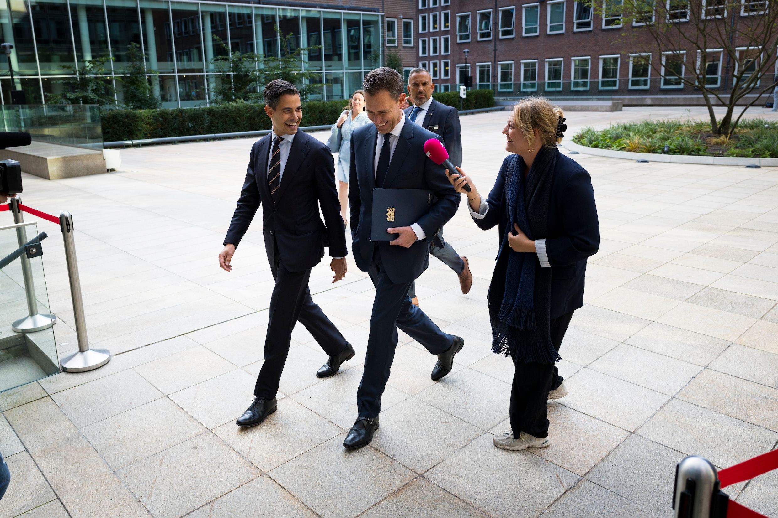 Premier Rob Jetten en minister van Financiën Eelco Heinen komen aan bij het ministerie van Algemene Zaken voor de bespreking van het begrotingsakkoord.

