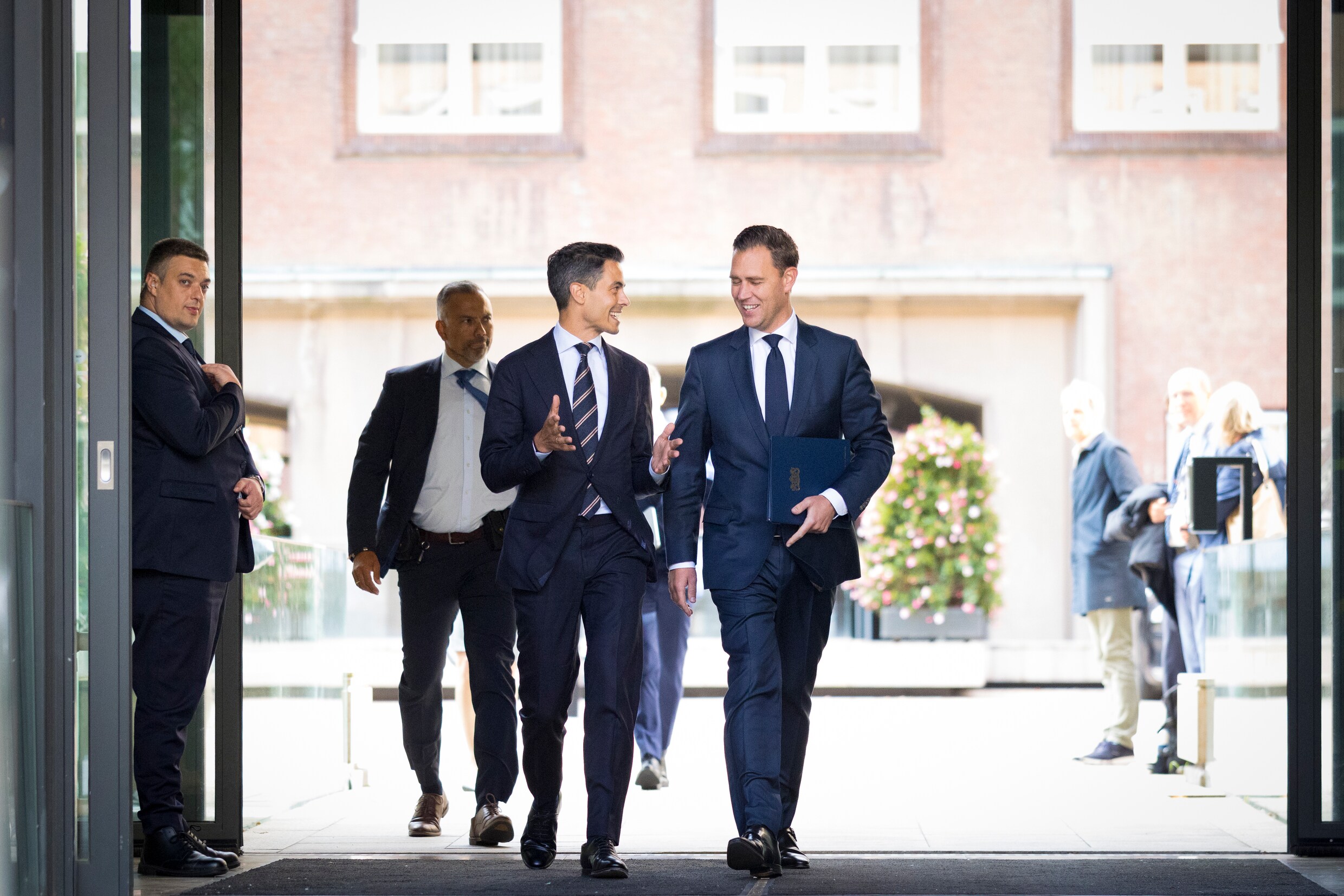 Premier Rob Jetten en minister van Financiën Eelco Heinen komen aan bij het ministerie van Algemene Zaken.