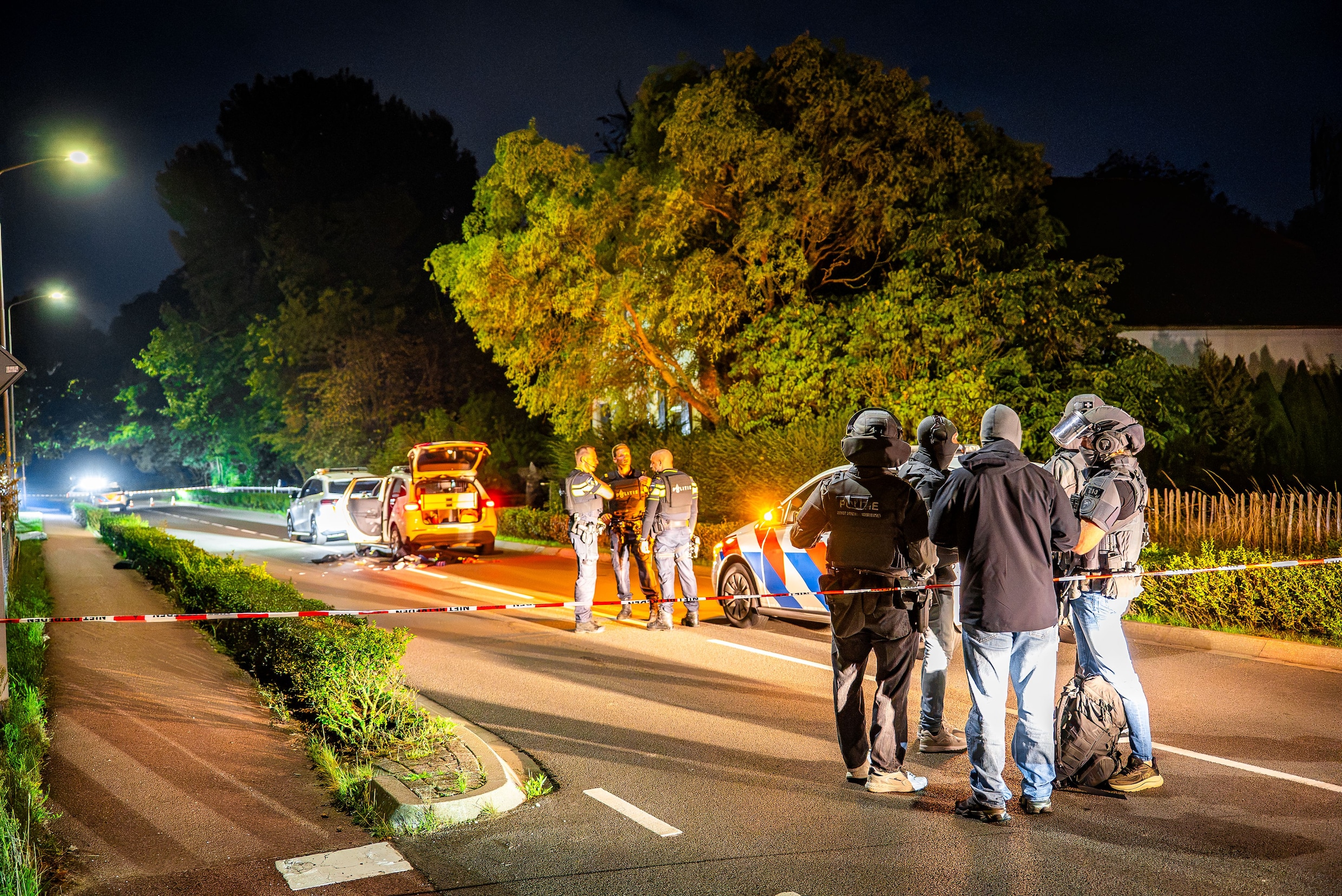 Politie bij een beschadigde politieauto in Overasselt.