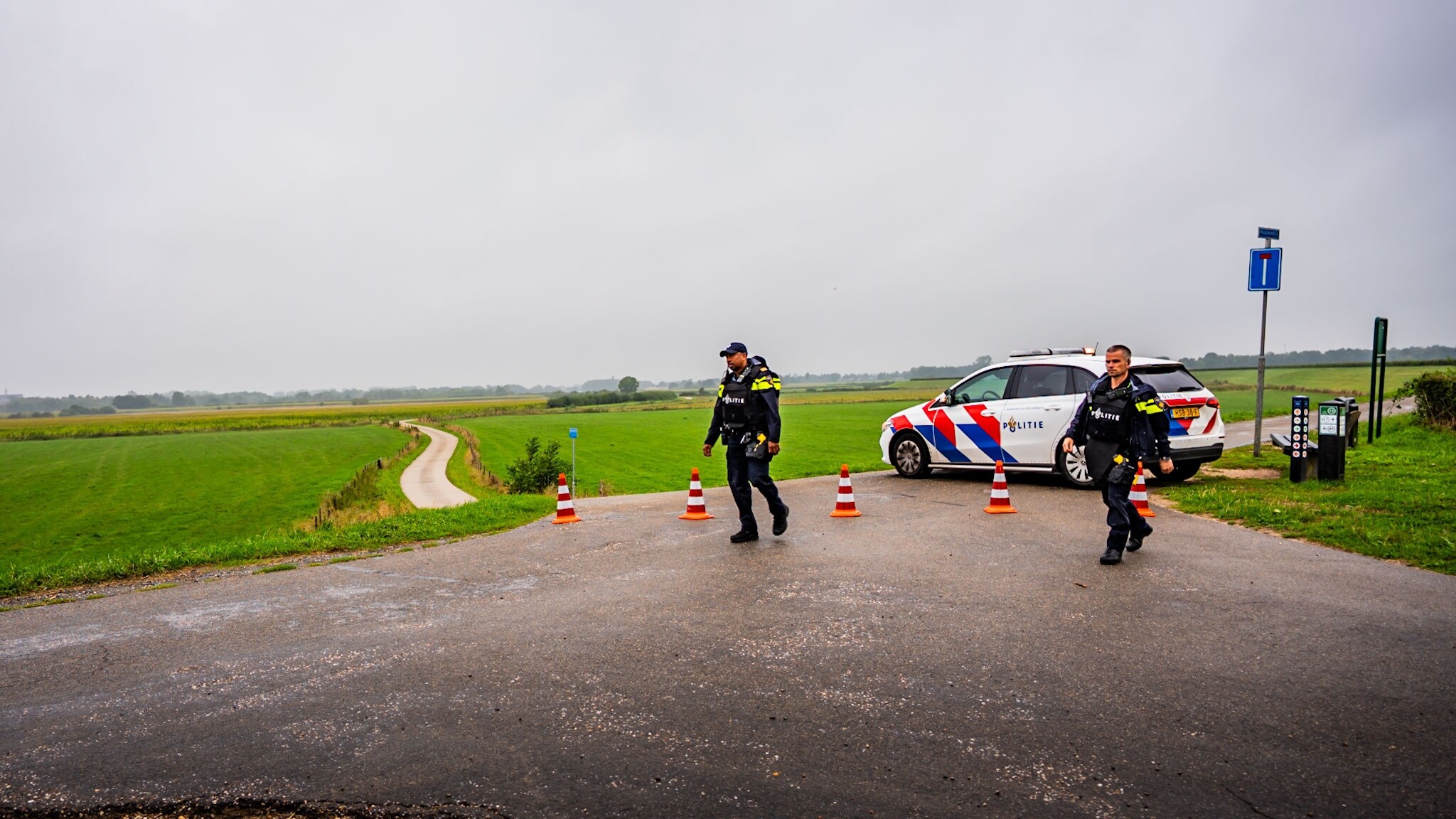 De politie doet op meerdere locaties in Overasselt onderzoek.