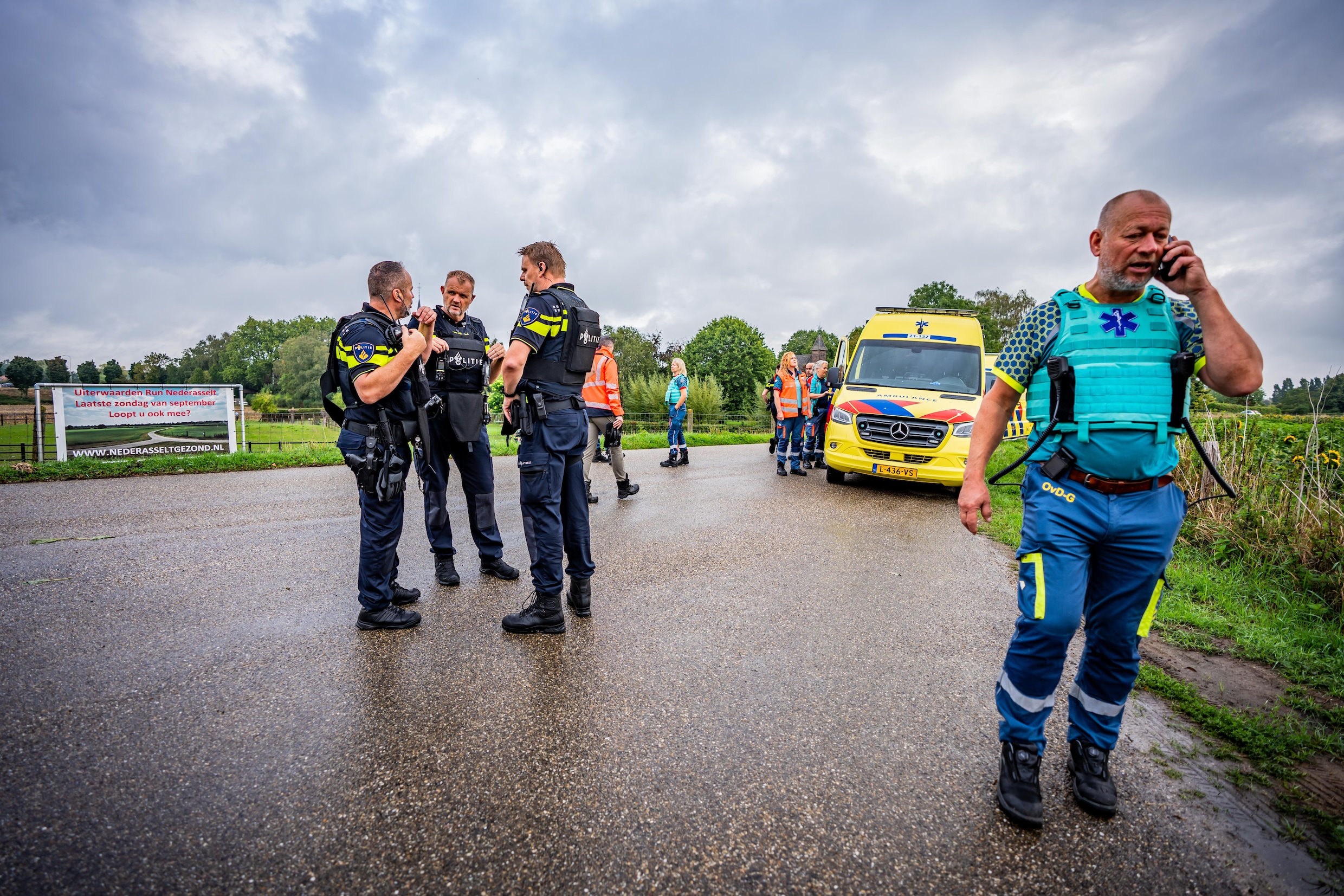 Ook andere hulpdiensten zijn aanwezig. 