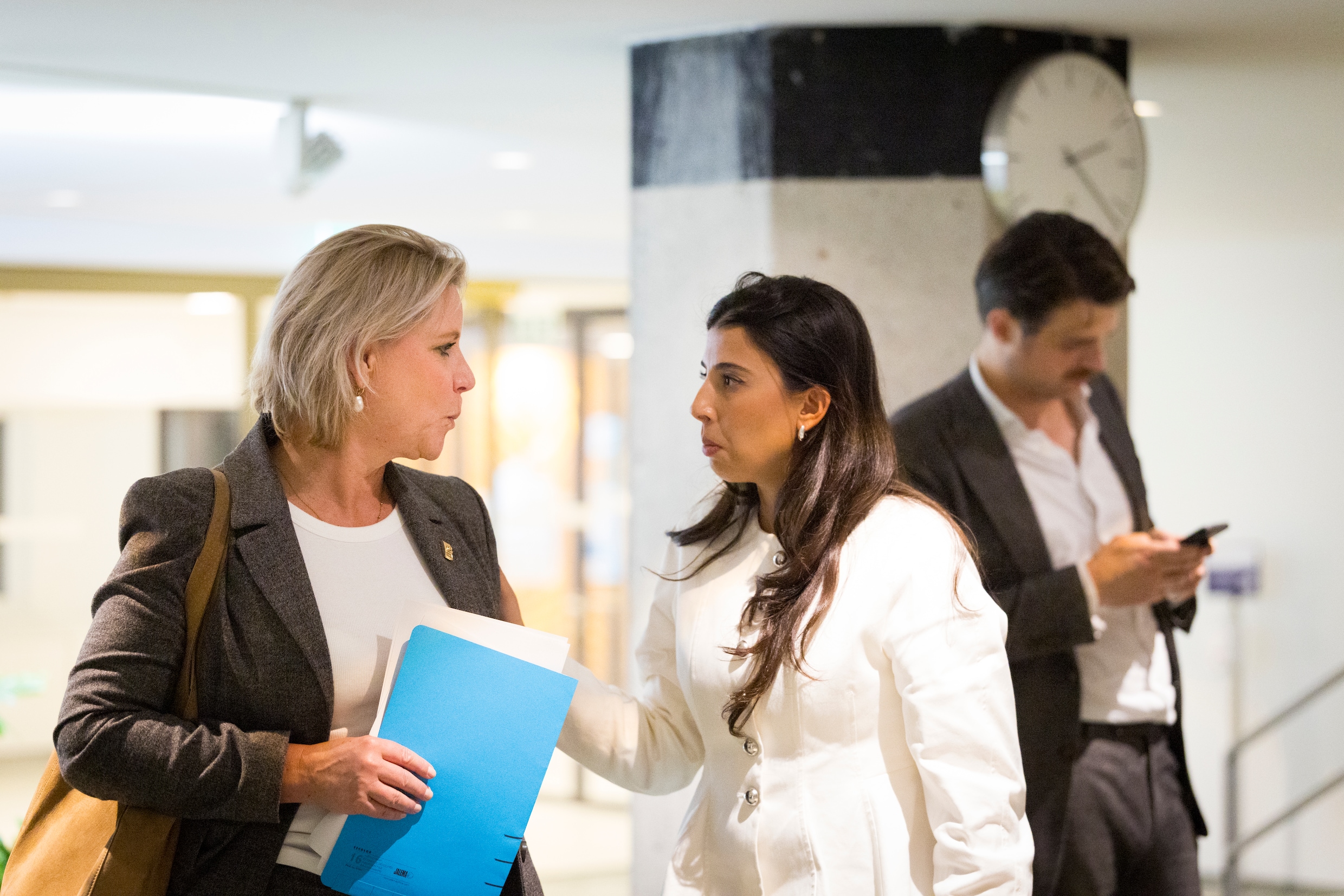 Minister Rianne Letschert (links) dinsdag in de Tweede Kamer voor het vragenuur, waarin ON aan bod kwam.