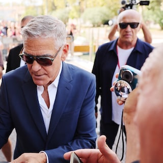 George Clooney leidt met zijn sterrenstof even de aandacht af, maar politiek is bij het filmfestival van Venetië overal