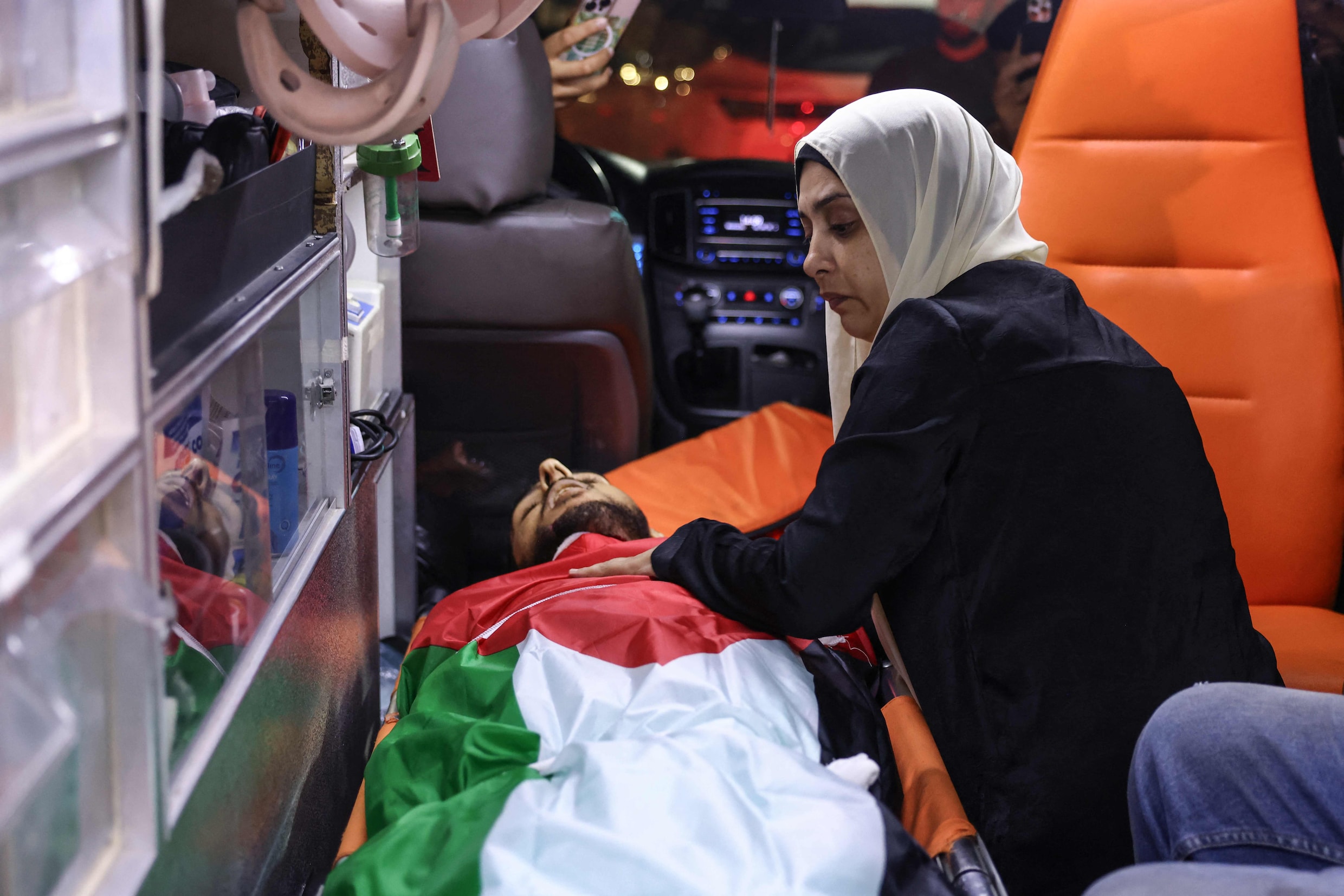 Een Palestijnse vrouw rouwt om haar naaste, die doodgeschoten is in Al-Mughayyir op de bezette Westelijke Jordaanoever.