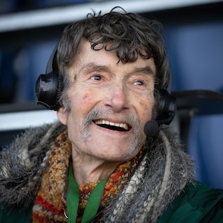 Na de dood van zijn vrouw hoefde het leven niet meer voor de eenzame radioreporter, maar het voetbal hield hem overeind