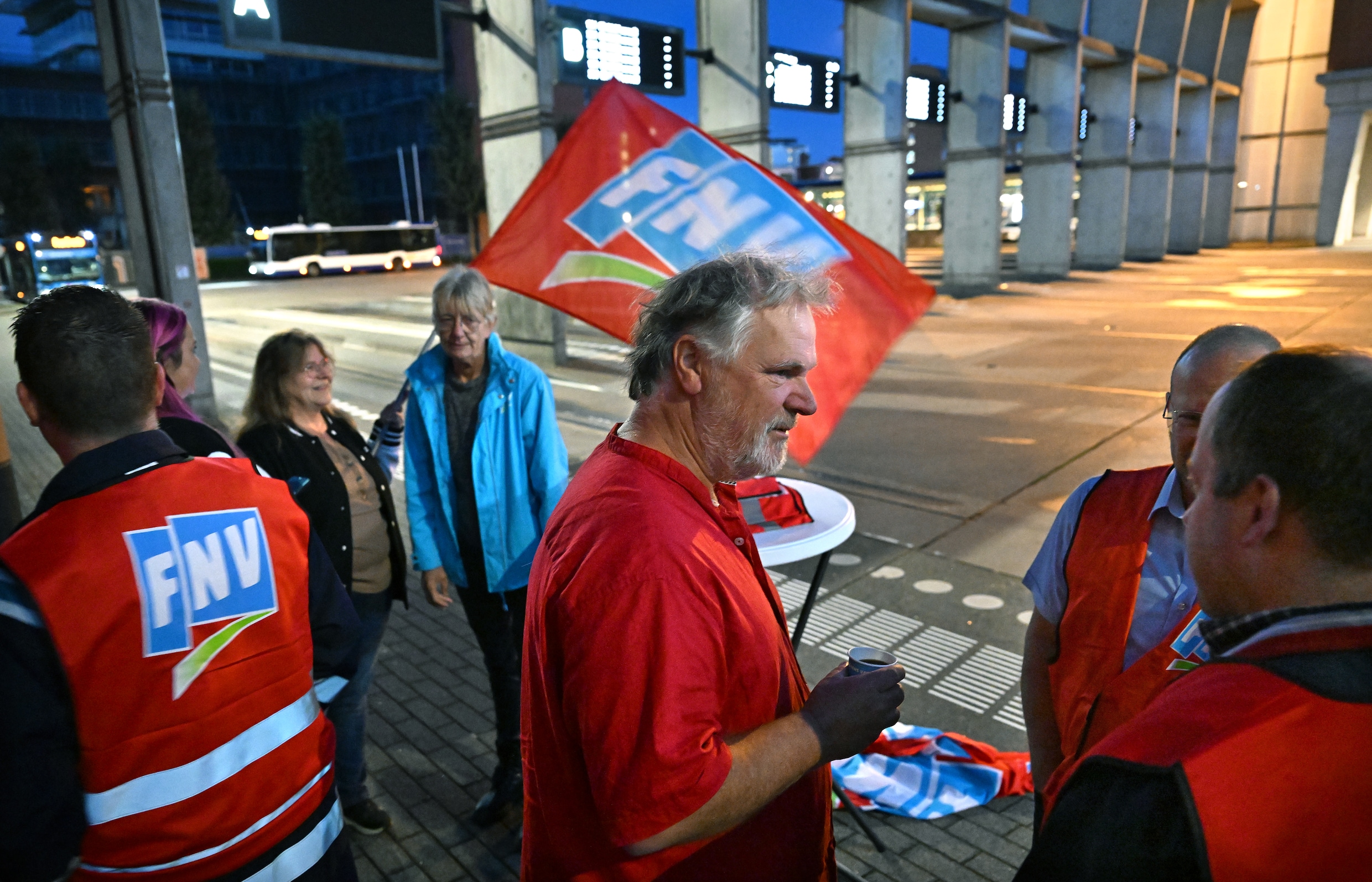Spekman in gesprek bij de bushalte van station ’s-Hertogenbosch.