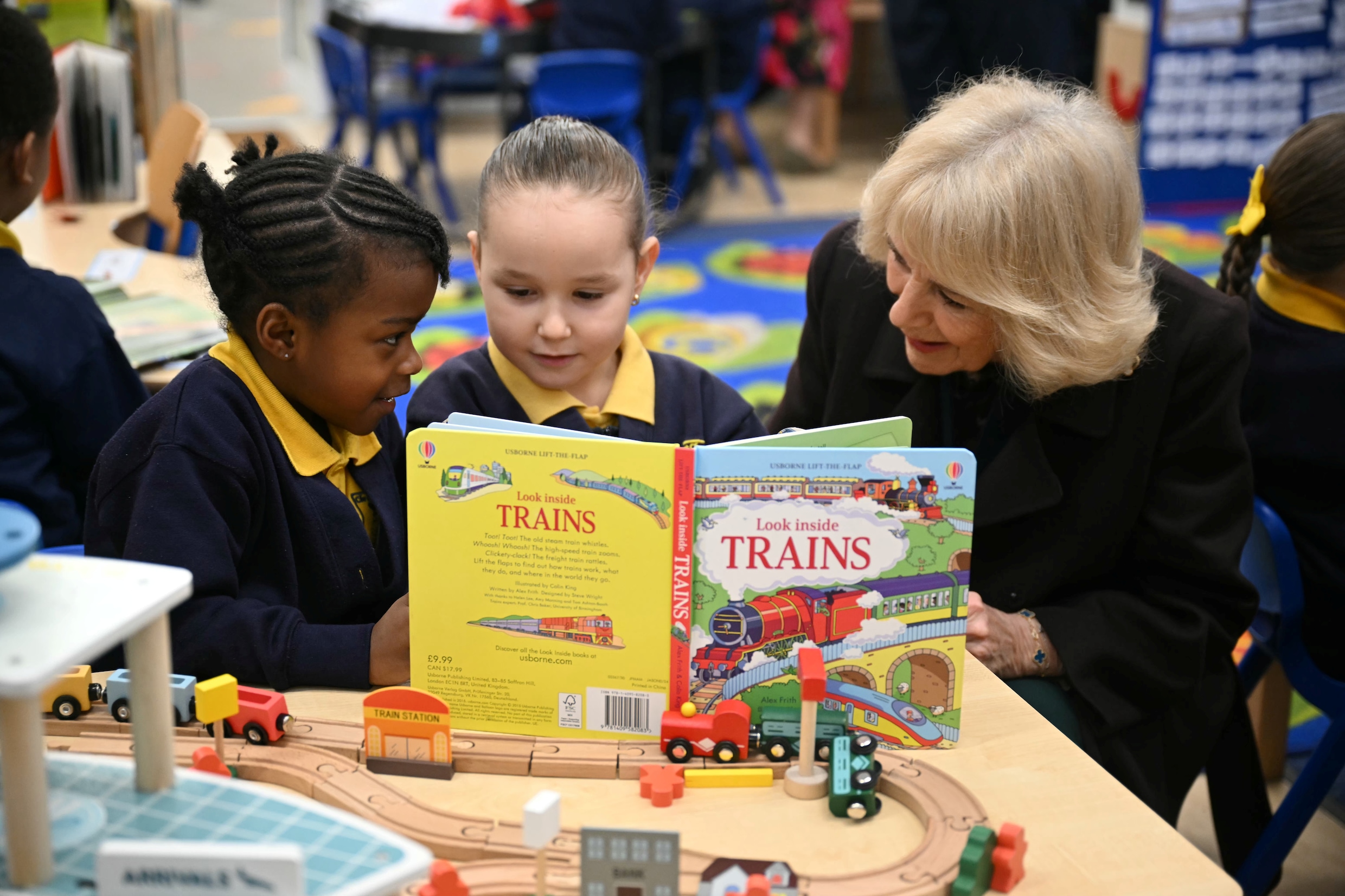 Koningin Camilla bij de opening van een bibliotheek op een basisschool in Londen, afgelopen april.