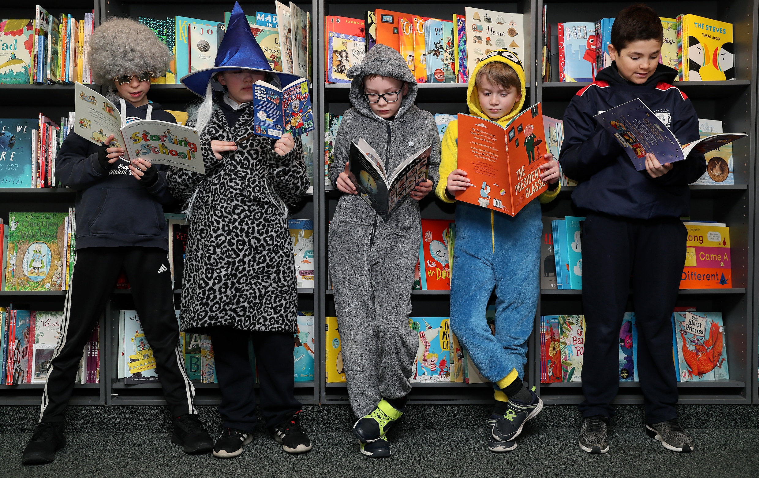 Lezende Ierse kinderen in Dublin, 2019.
