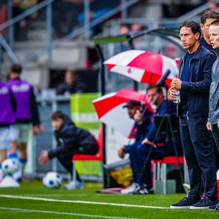 Iedereen bij FC Utrecht jubelt na de eerste zege, maar de trainer blijft doodkalm