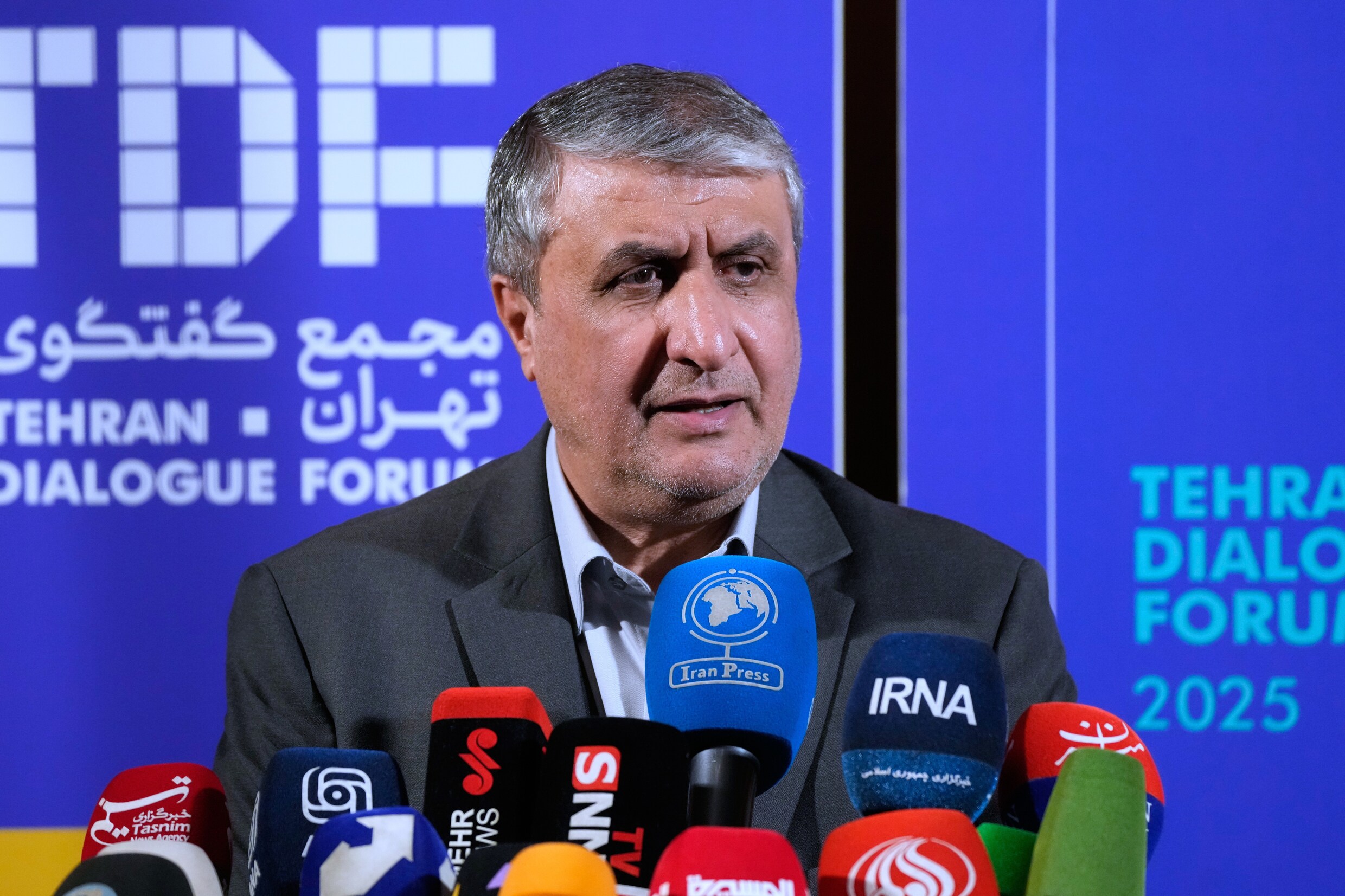 Mohammad Eslami, de directeur van het Iraanse nucleaire programma, tijdens een persmoment in 2025.