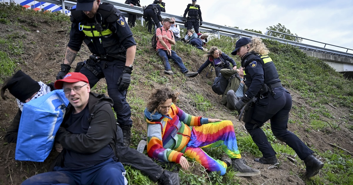 Politie houdt honderd klimaatactivisten aan bij klimaatprotest oprit A12 Zevenaar