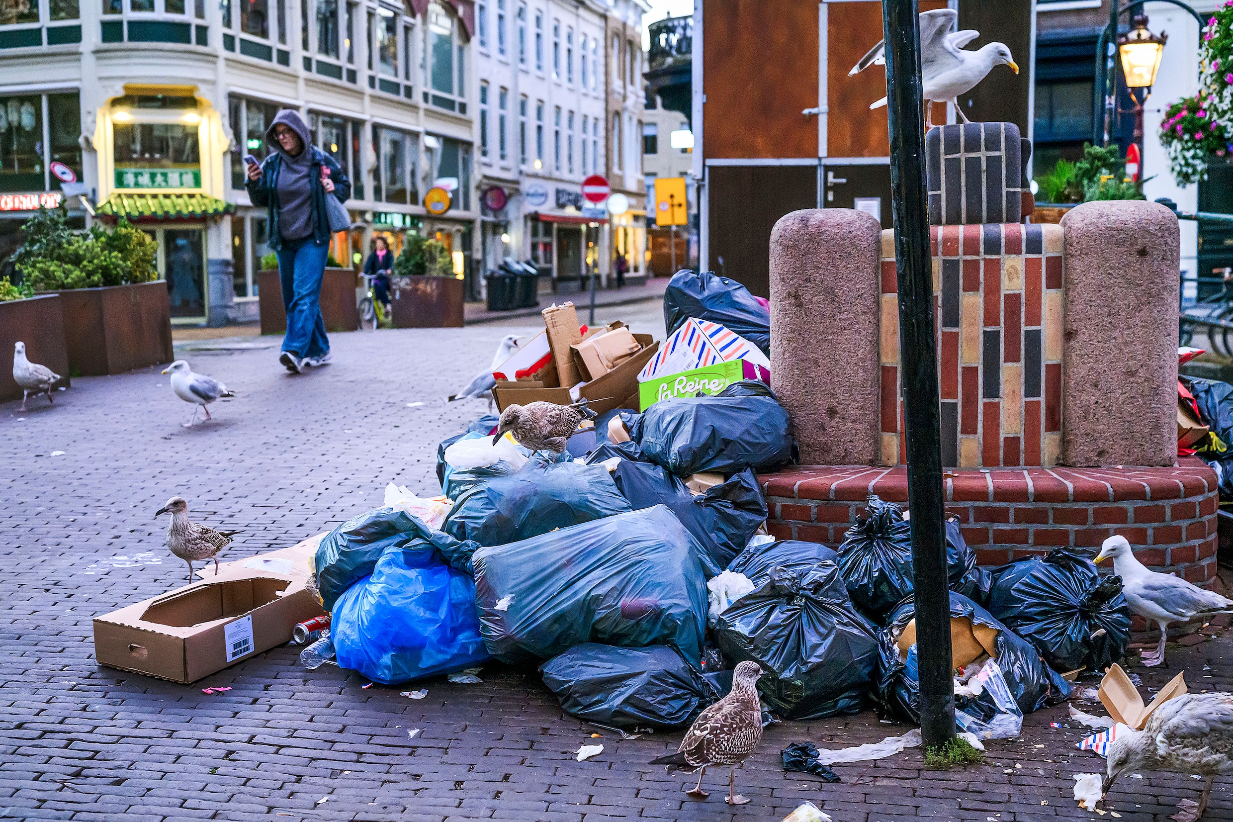 Vuilnis op straat in het centrum van de stad.