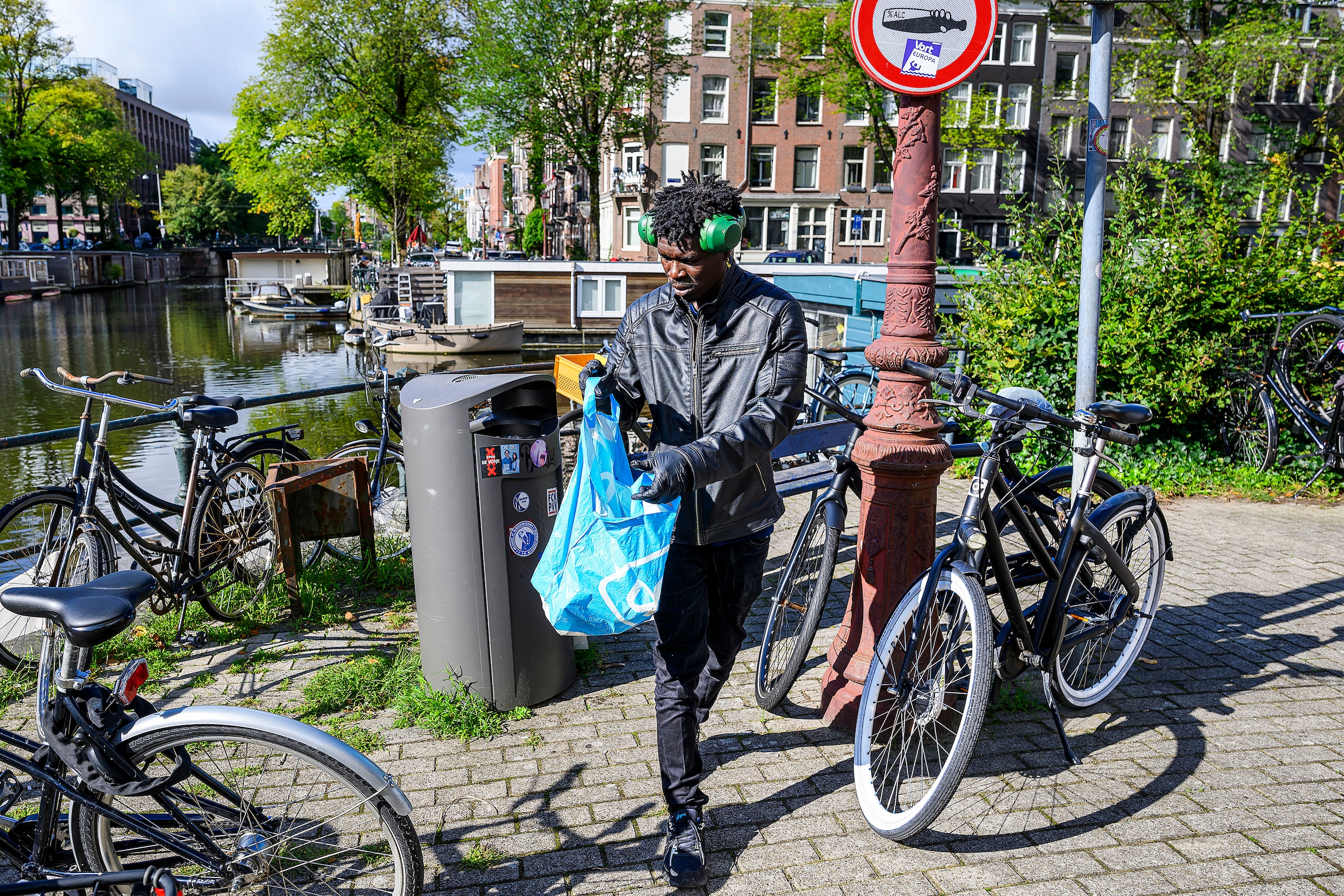 Lamin Kinteh met zijn oogst.