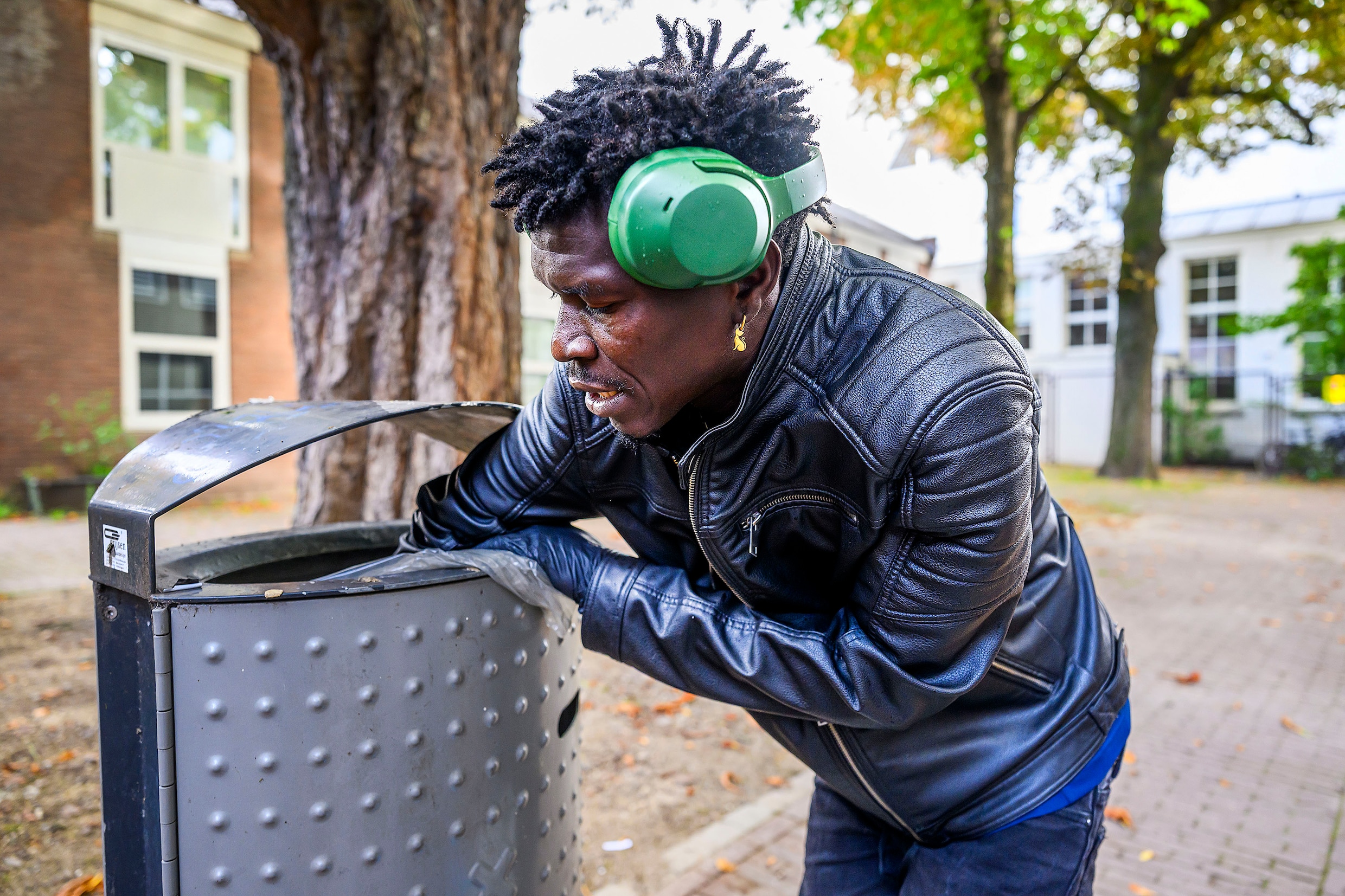Lamin Kinteh maakt zijn ronde door de stad.
