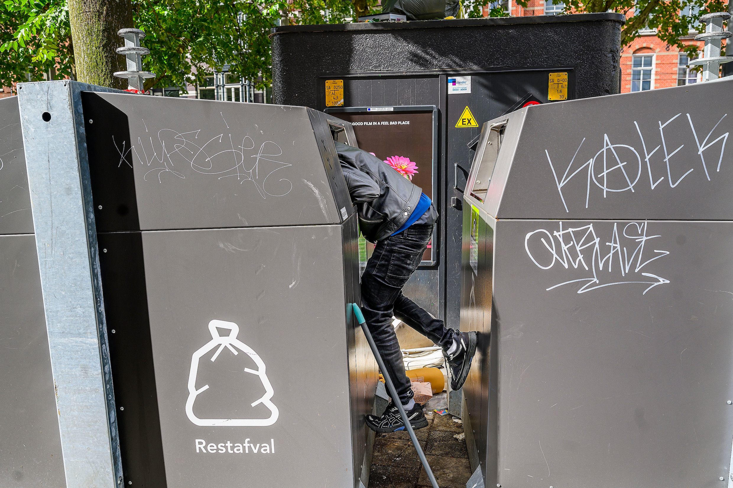Lamin Kinteh demonstreert hoe hij ­afvalcontainers inspringt.