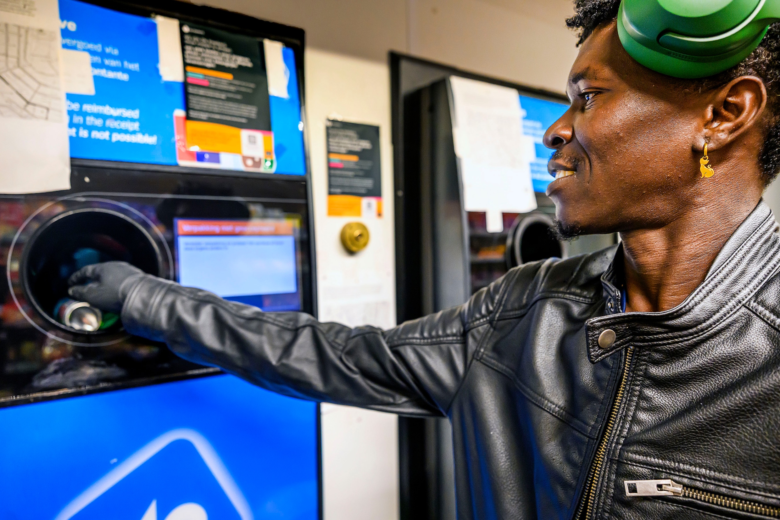 Lamin Kinteh int zijn statiegeld: hij heeft in anderhalf uur 4,60 euro verdiend.
