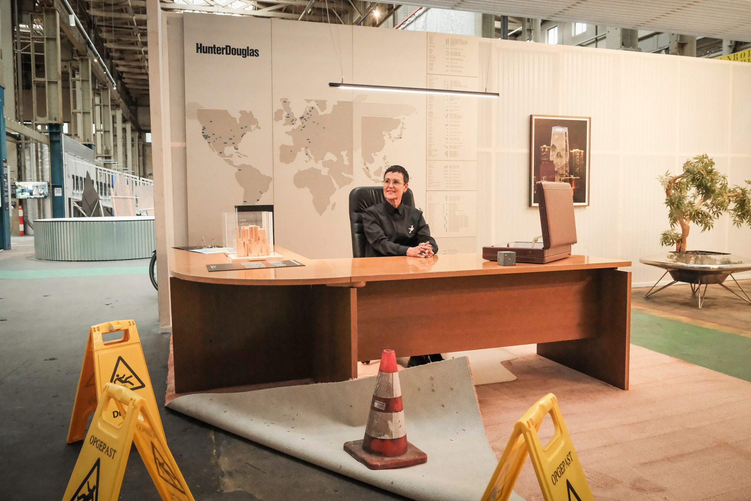 Saskia van Stein achter het bureau in de nagebouwde boardroom van Hunter Douglas, het bedrijf dat ooit in de fabriek was gevestigd.