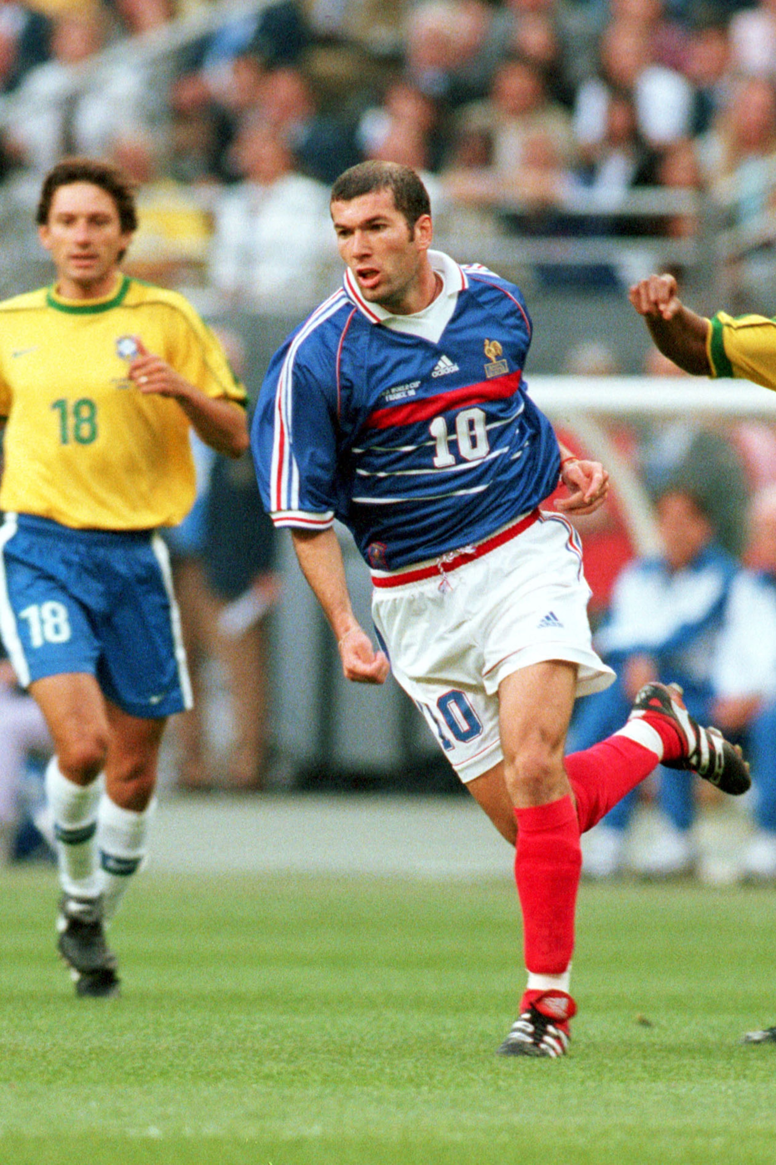Zidane in actie tijdens de WK-finale van 1998 in het Stade de France tegen Brazilië. De Fransen wonnen met 3-0.