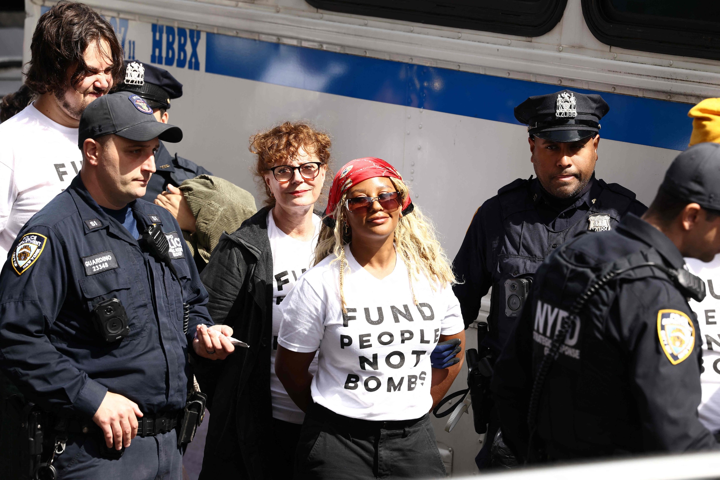 Agenten arresteren de Amerikaanse actrice Susan Sarandon (tweede van links) en andere pro-Palestijnse demonstranten bij het gebouw van de Verenigde Naties in New York.