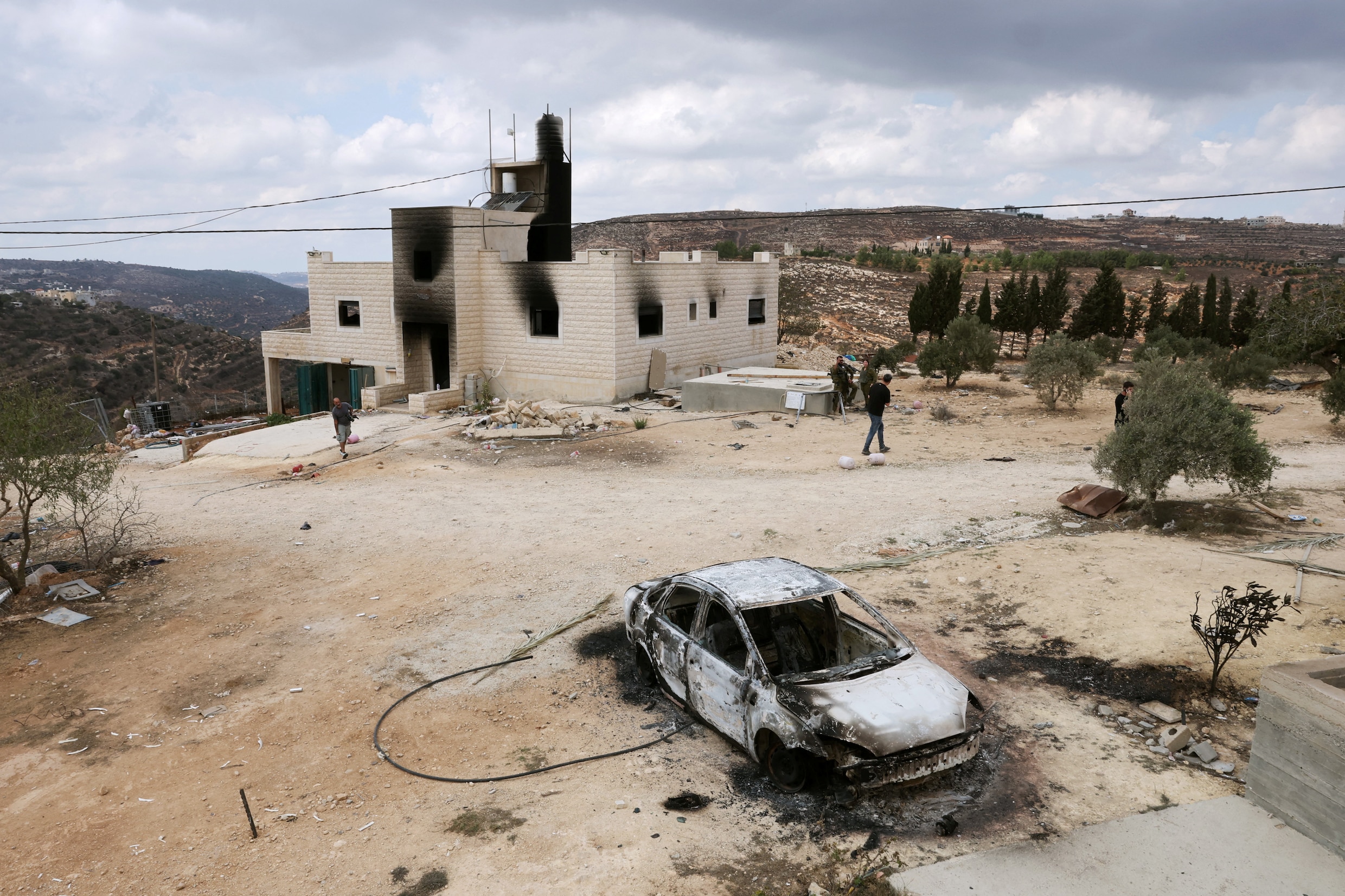 Schade aan een huis en een auto van Palestijnen in Jalud als gevolg van het geweld van Israëlsiche kolonisten. 