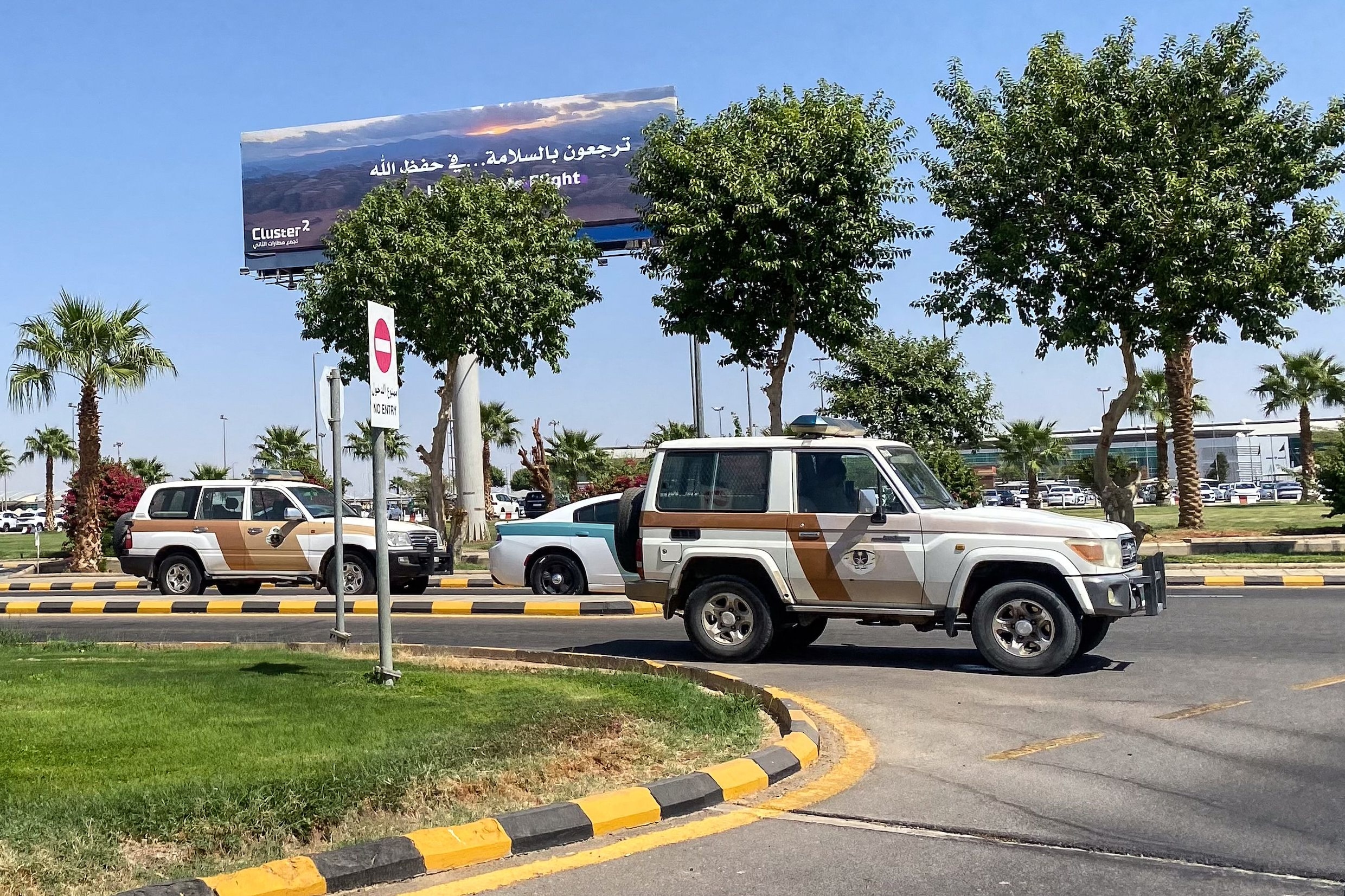 Saoedisch veiligheidspersoneel bij het vliegveld in Tabuk.