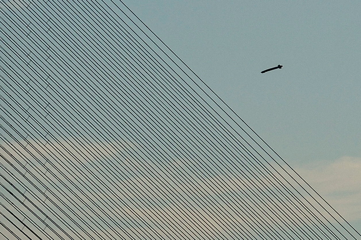Een Russische drone boven een brug bij Kyiv.