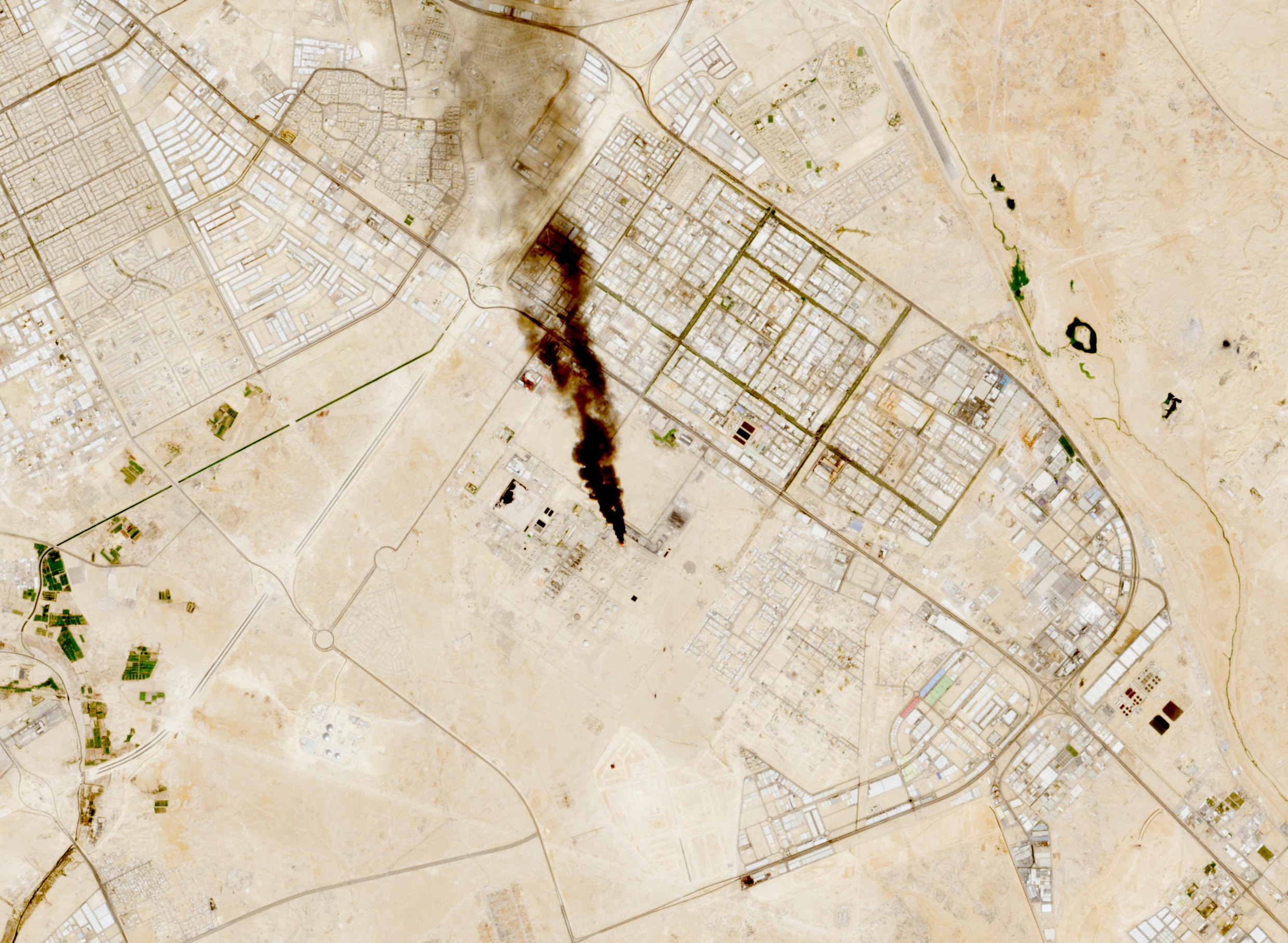 Rook stijgt op bij een olieraffinaderij van het Saoedische Aramco, even ten zuiden van Riyad, na een aanval vorige week. 