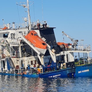Grote brand op Russisch schaduwvlootschip in Zwarte Zee
