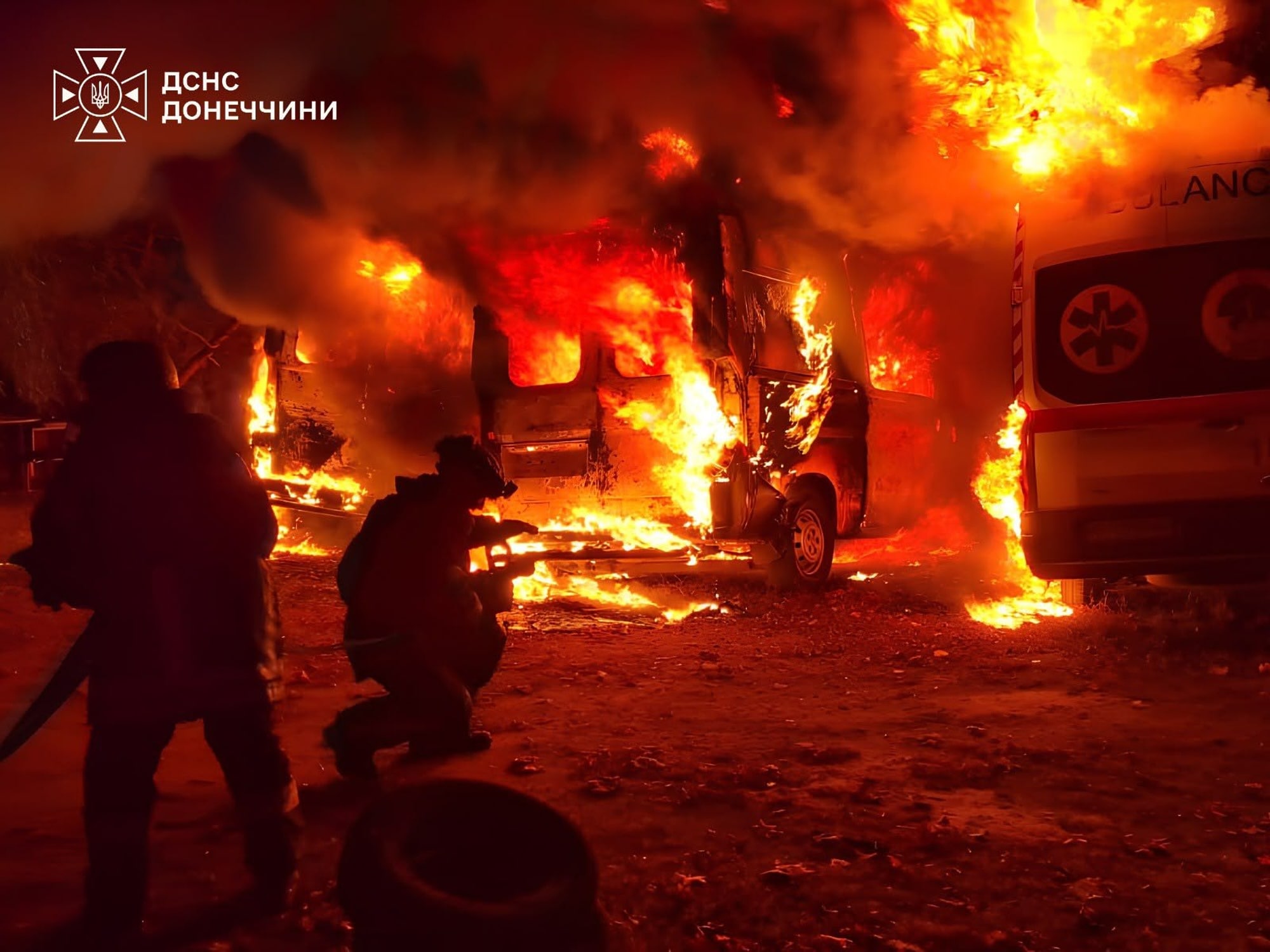 Oekraïense hulpdiensten blussen ambulances in Kramatorsk die werden getroffen bij een Russische aanval eerder deze week. 