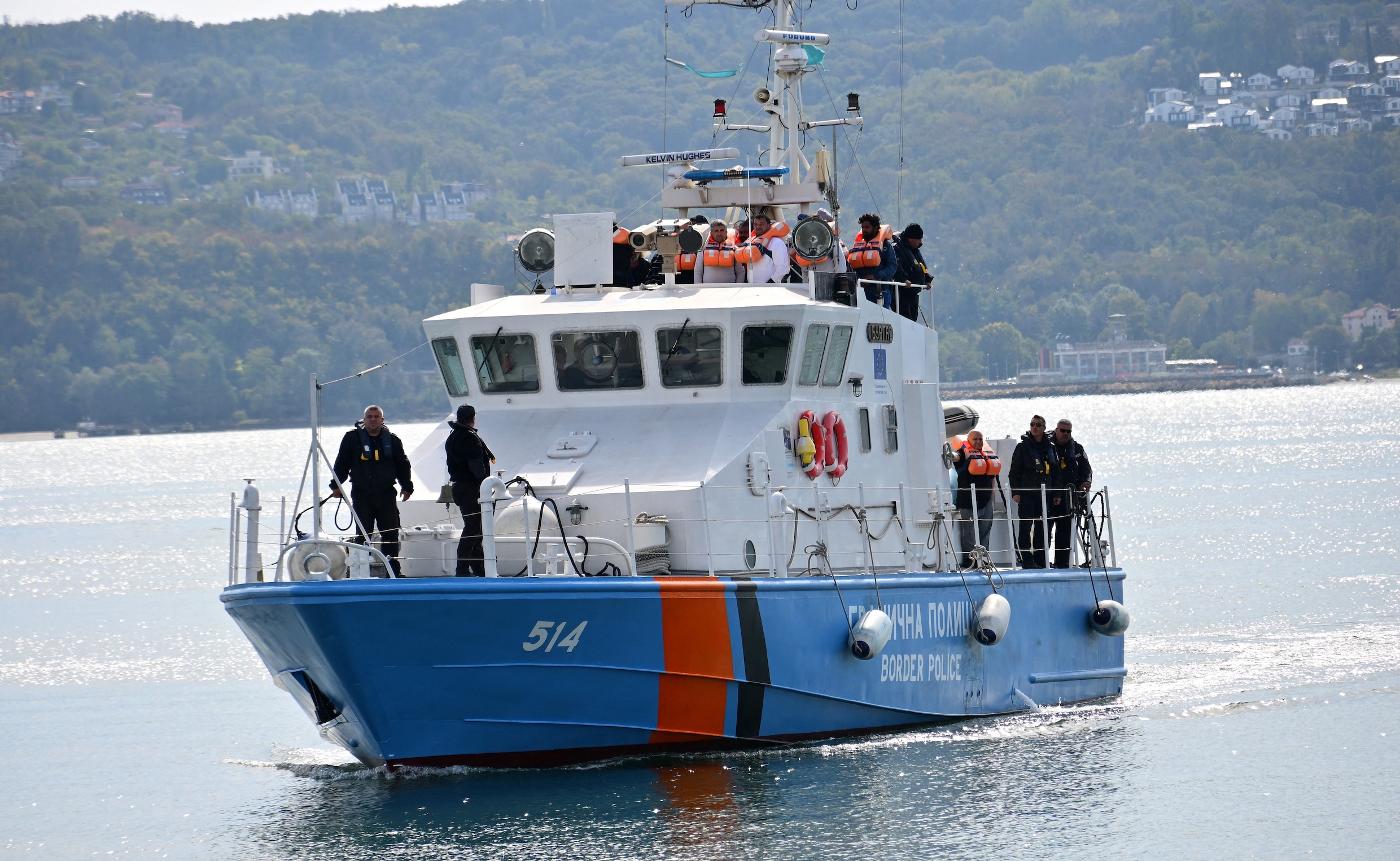 De Bulgaarse kustwacht tijdens de evacuatie van het schip dat vorige week werd getroffen door een droneaanval.