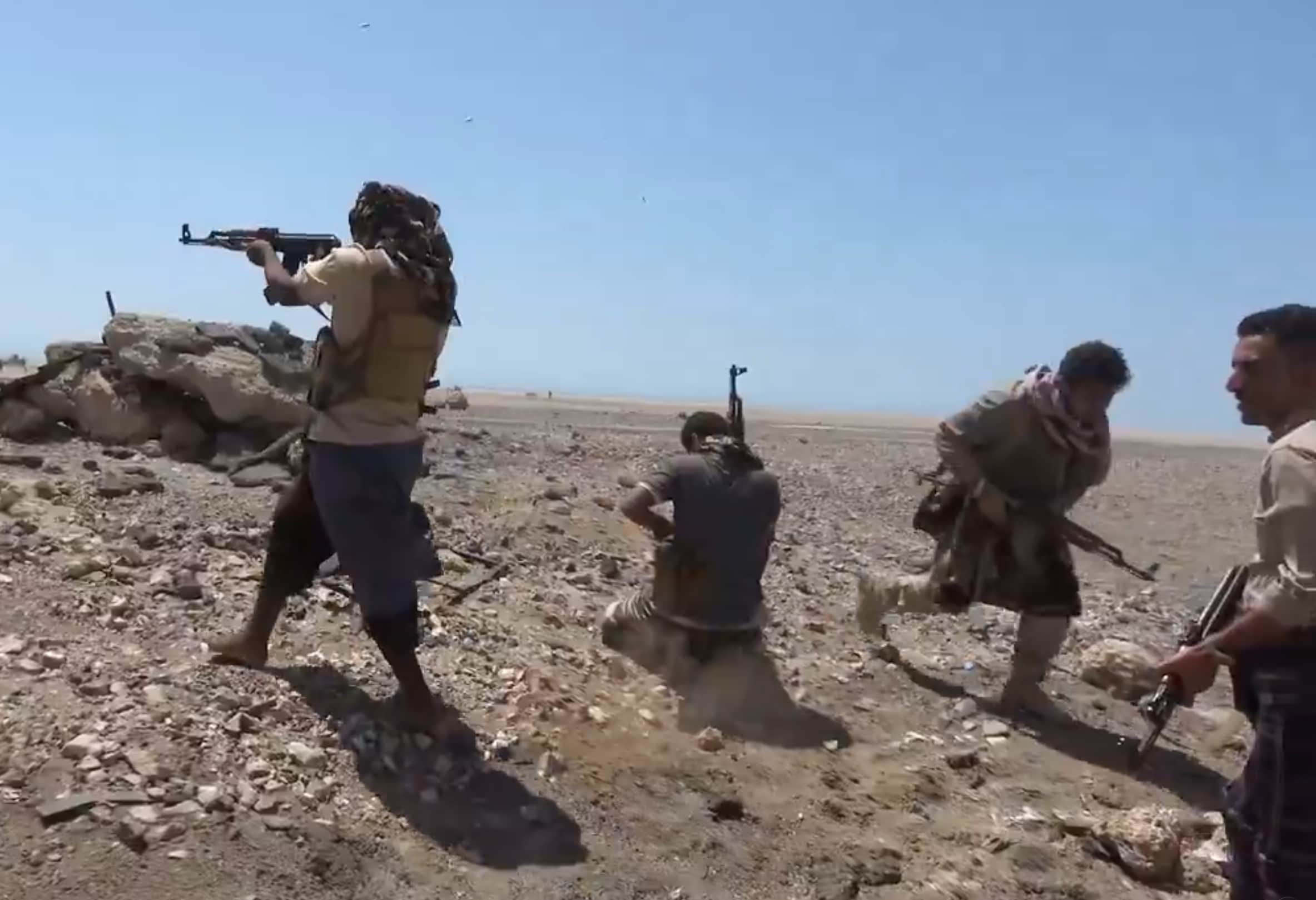 Pro-regeringsstrijders schieten in de richting van een Houthi-positie in het zuidwesten van Jemen.