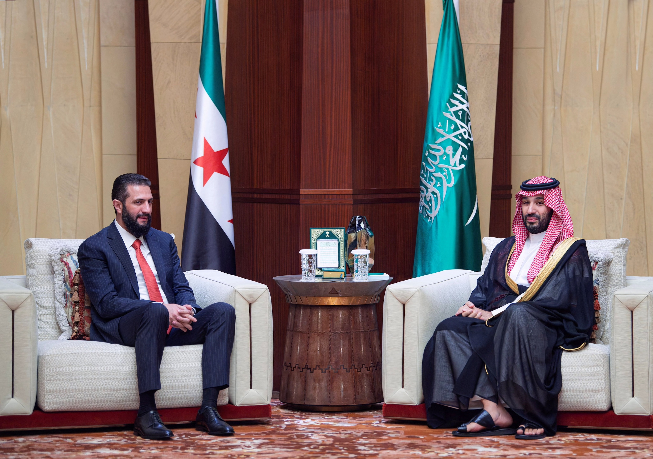 De Syrische president Ahmed al-Sharaa (links) en de kroonprings van Saoedi-Arabië, Mohammed bin Salman (rechts) bij hun ontmoeting in Riyad gisteren. 