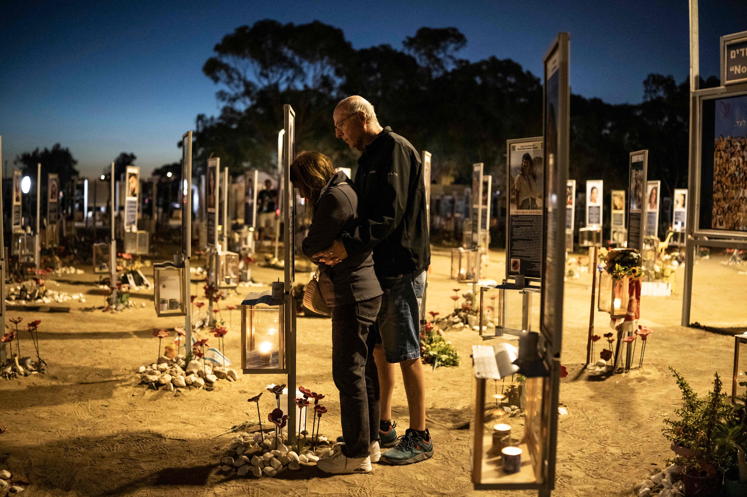 Nabestaanden verzamelden zich vanochtend op het festivalterrein van muziekfestival Nova, precies drie jaar na de aanval van Hamas op 7 oktober 2023.
