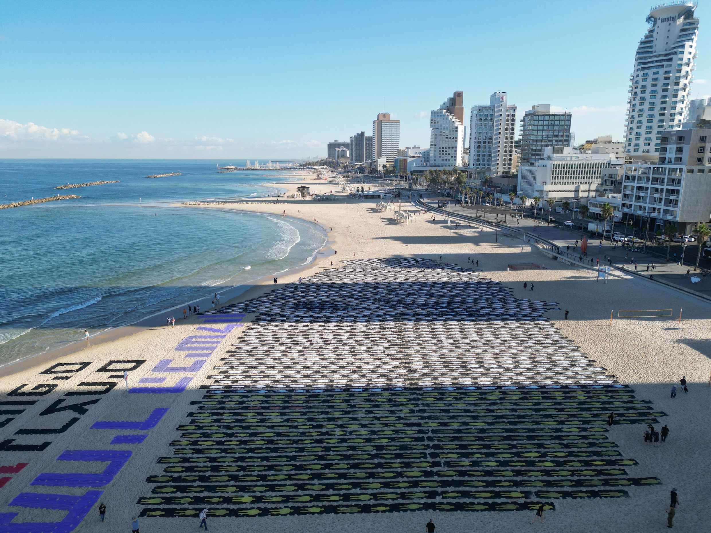 De kunstinstallatie op het strand van Tel Aviv, die de twaalfhonderd slachtoffers van de aanval van Hamas verbeeldt.