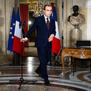 Franse regering zit klem tussen meerdere crises, premier blijft achter optreden ordediensten staan