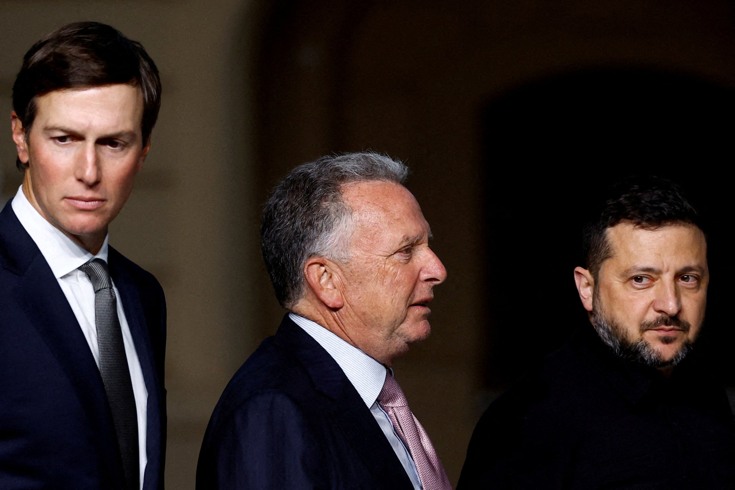 De Amerikaanse onderhandelaars Jared Kushner en Steve Witkoff, en de Oekraïense president Volodymyr Zelensky.