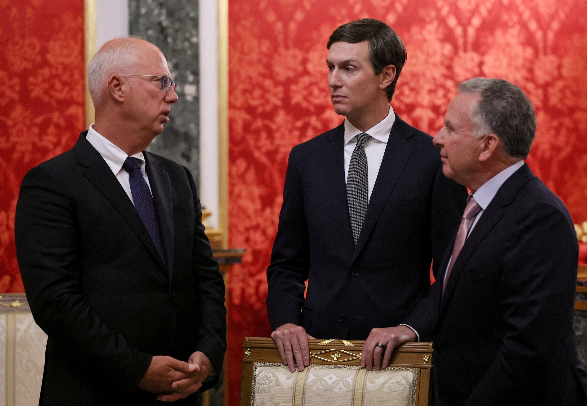 Kirill Dmitriëv (links) met Jared Kushner (midden) en de andere Amerikaanse toponderhandelaar Steve Witkoff tijdens een bezoek van de Amerikanen aan Moskou vorige maand.