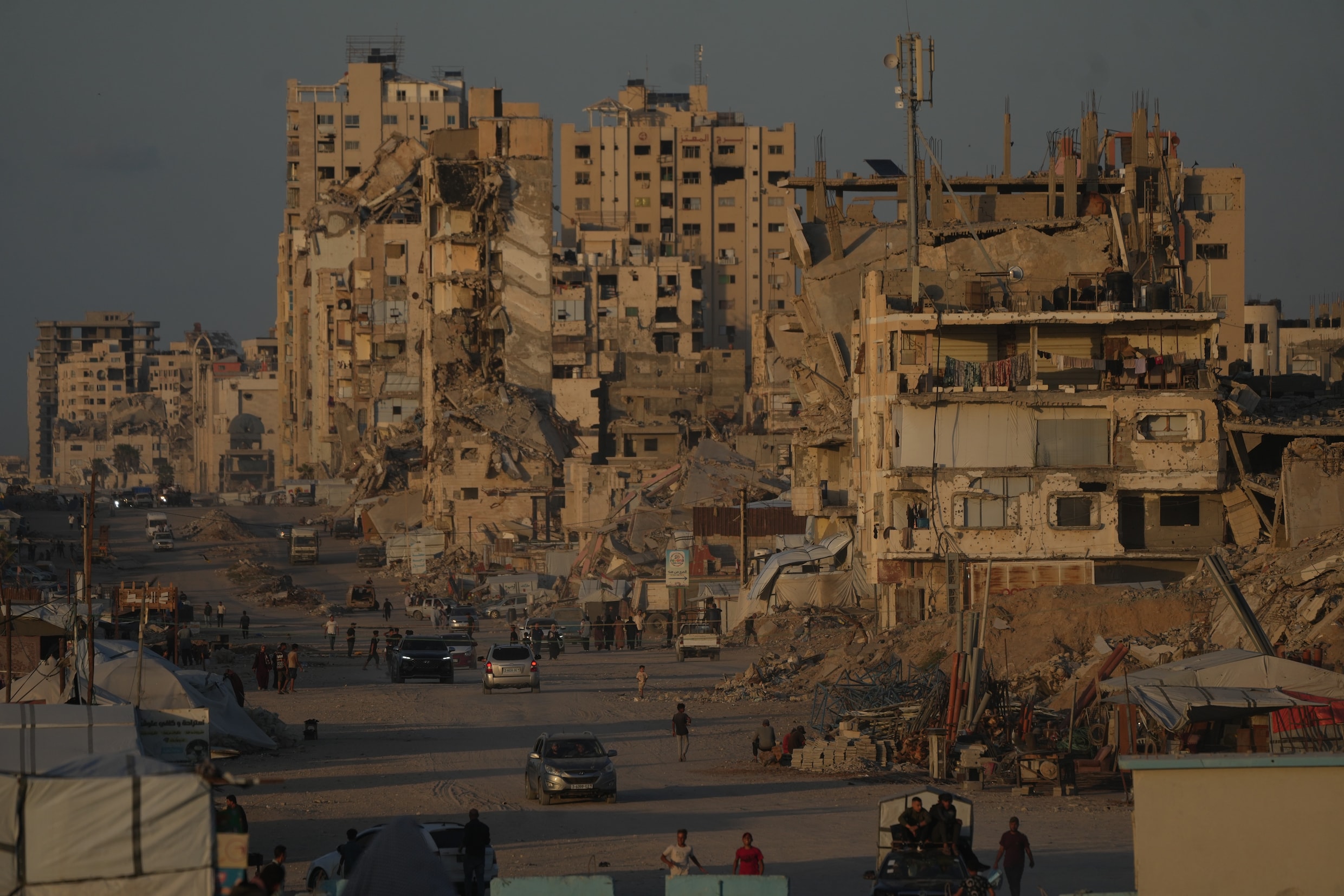Verwoeste gebouwen in Gaza-Stad als gevolg van de aanhoudende Israëlische aanvallen.