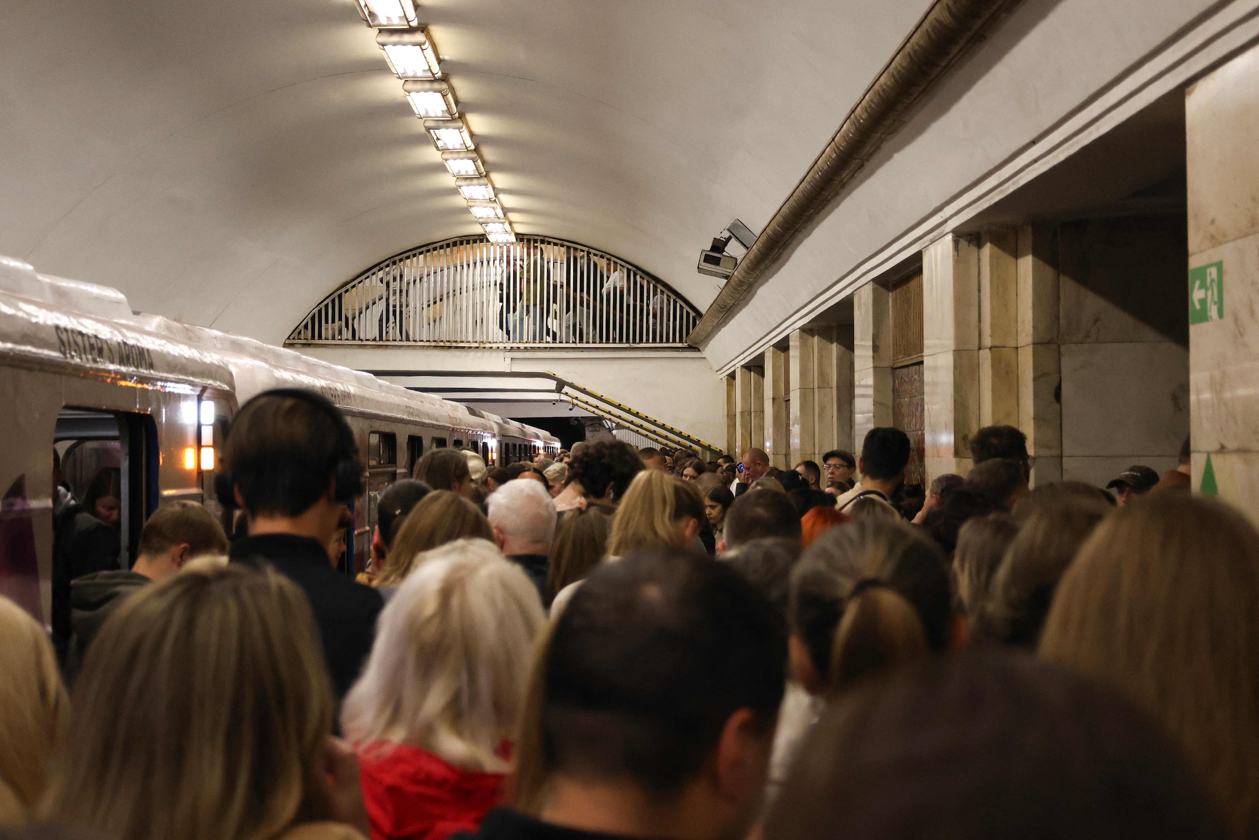 Passagiers wachtten donderdag ook op stilstaande metro's na Russische aanvallen op de energievoorzieningen. 