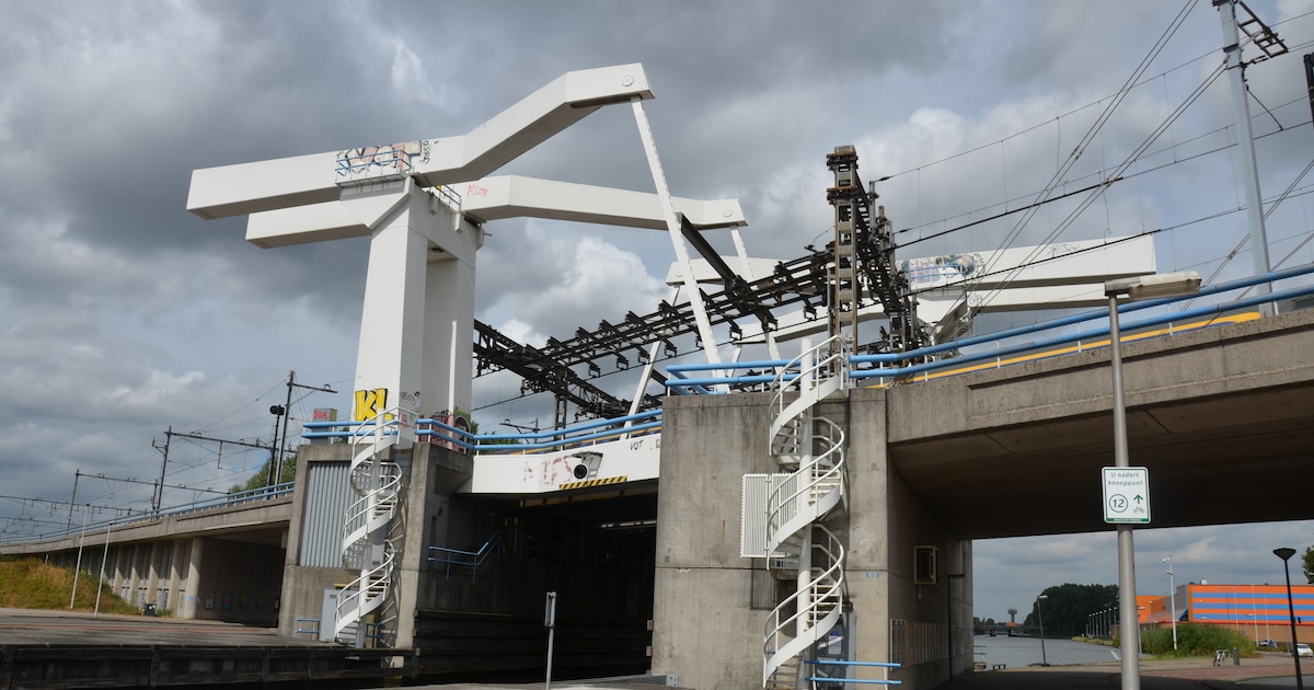 Nog het hele weekend geen treinen tussen Rotterdam en Delft na brandstichting bij spoorbrug
