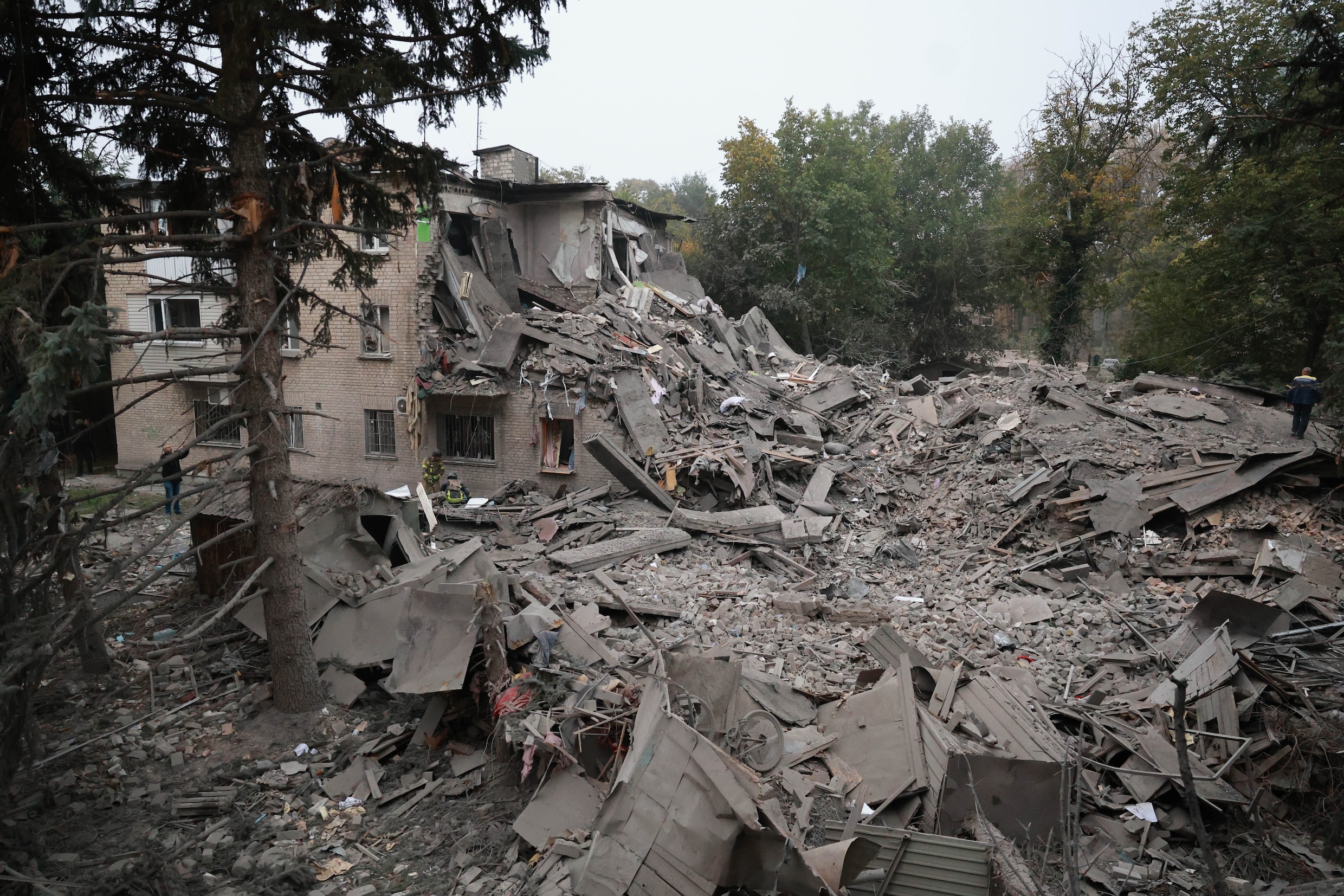 Een appartementencomplex in Zaporizja ligt in puin na de aanval van vannacht. 