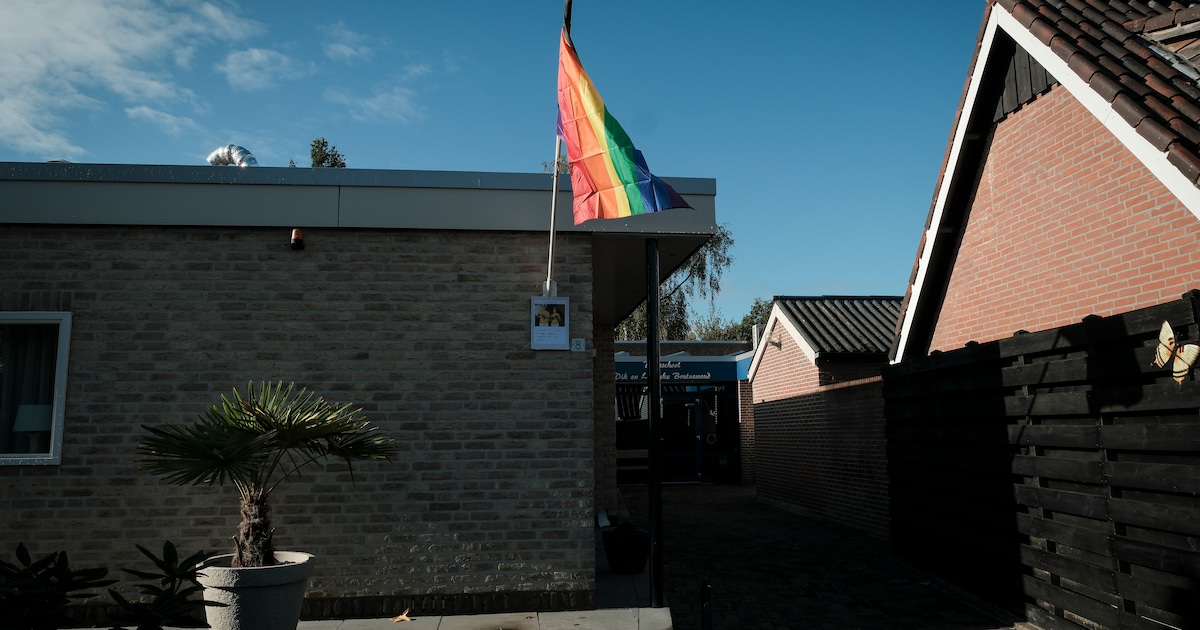 Meldingen van gestolen regenboogvlaggen in Oldebroek, ook vlag bij Kruiskerk verdwenen