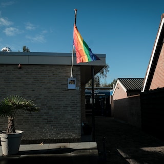 Meldingen van gestolen regenboogvlaggen in Oldebroek, ook vlag bij Kruiskerk verdwenen