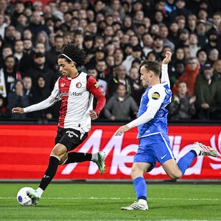 Passievol en technisch begaafd Feyenoord lost AZ af als koploper door 2-0 winst