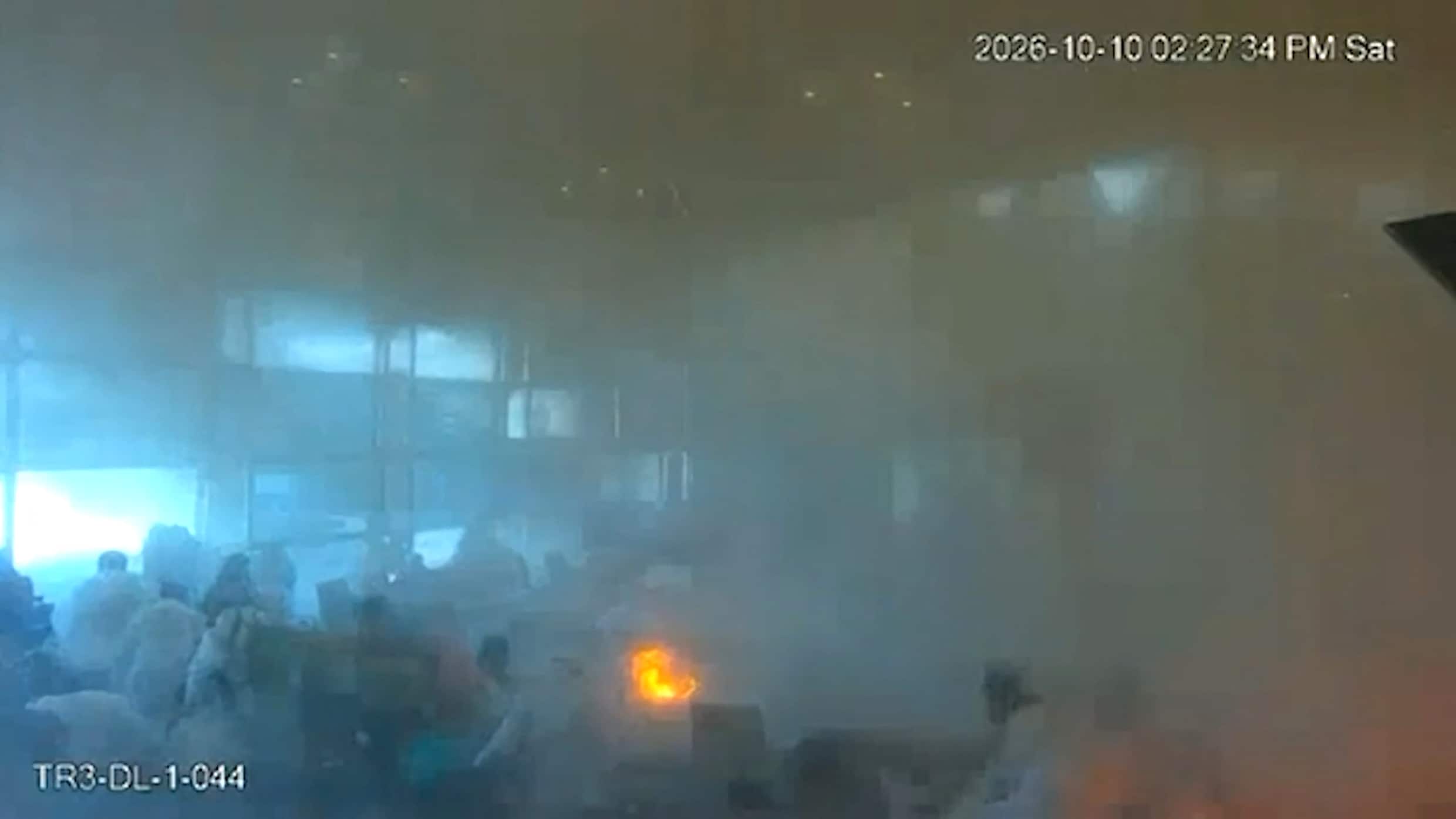 Het moment dat de luchthaven van Riyad zaterdag werd geraakt door een aanval van de Houthi’s, vastgelegd door een beveiligingscamera. 13 mensen kwamen om het leven en honderden raakten gewond. 