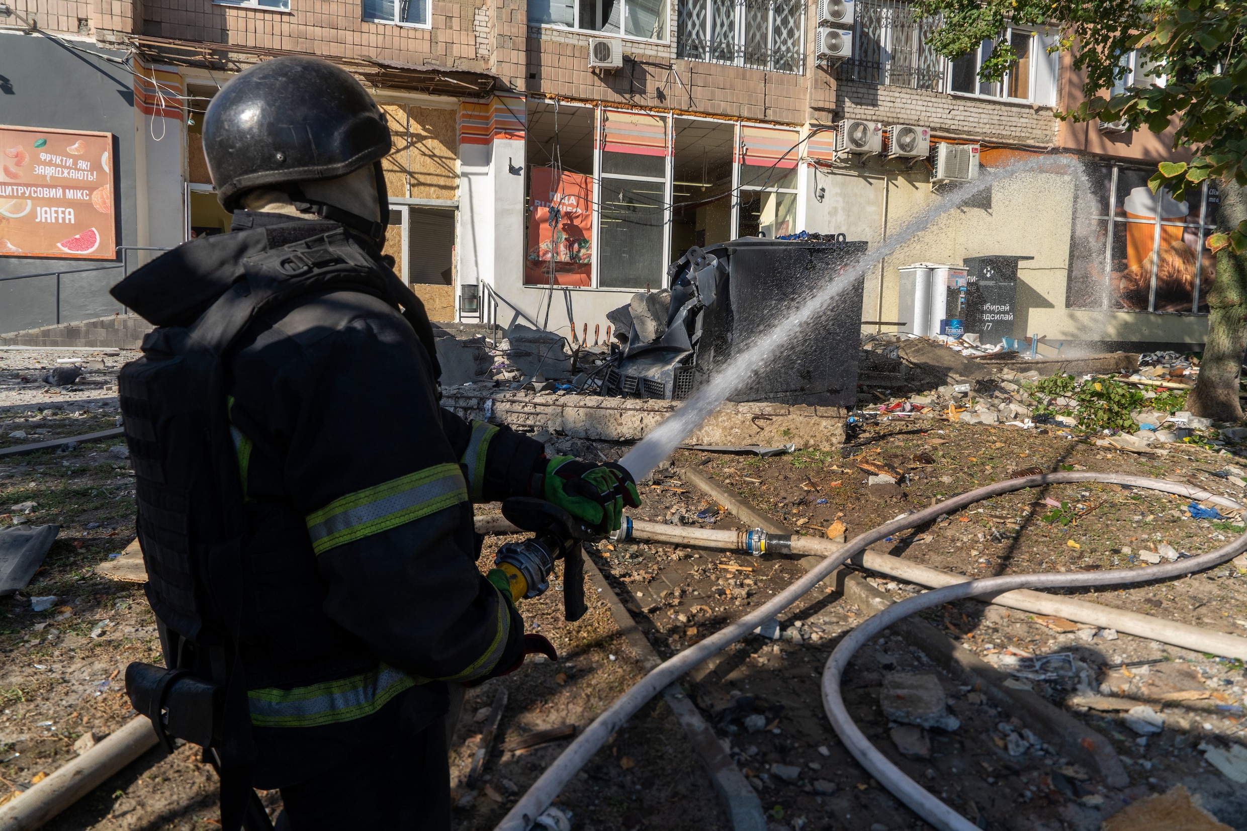 De brandweer aan het werk in de Oekraïense stad Charkiv na een Russische aanval.
