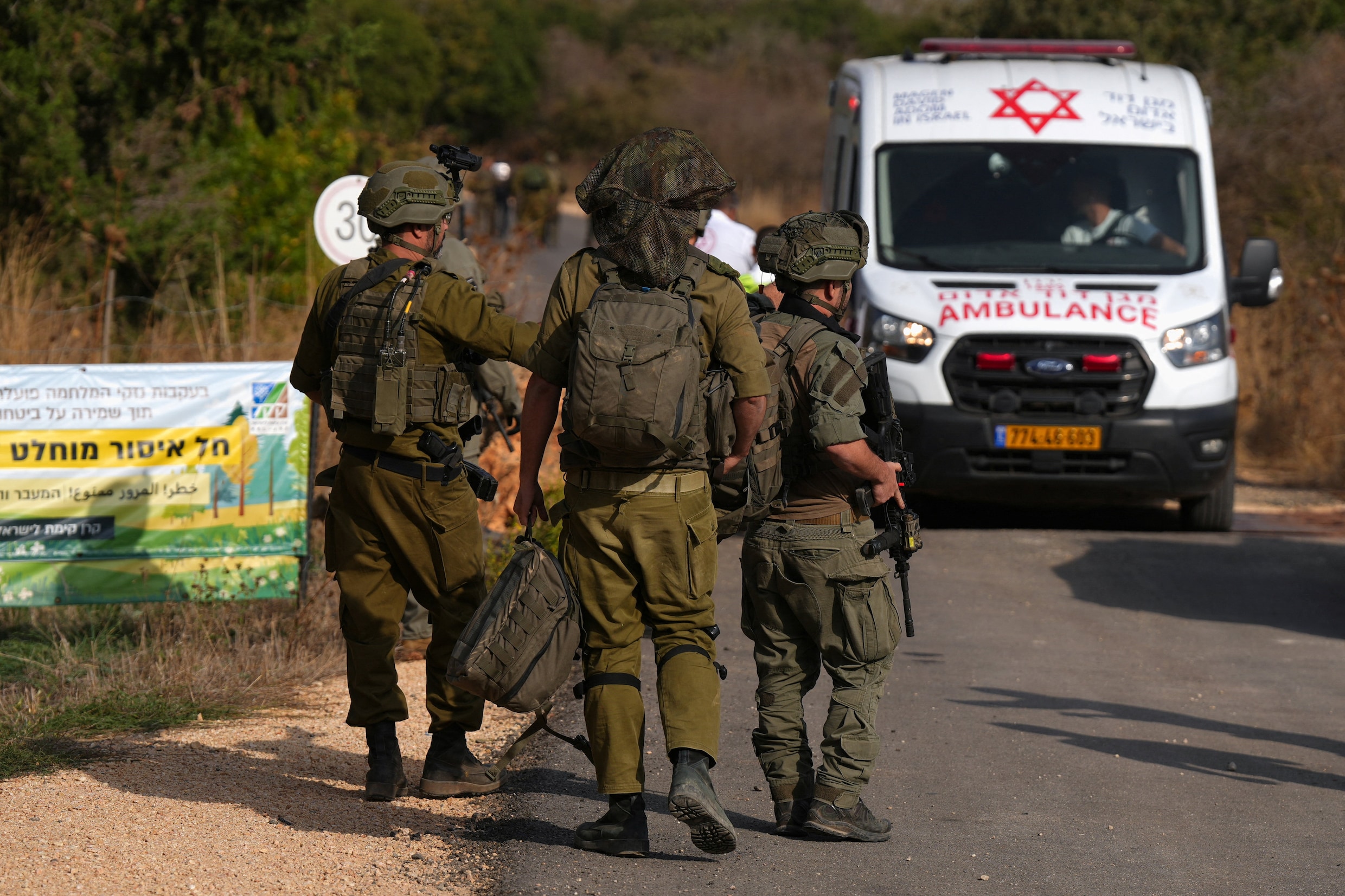 Israëlische militairen en ambulance in de buurt van de plek waar de explosie plaatsvindt.